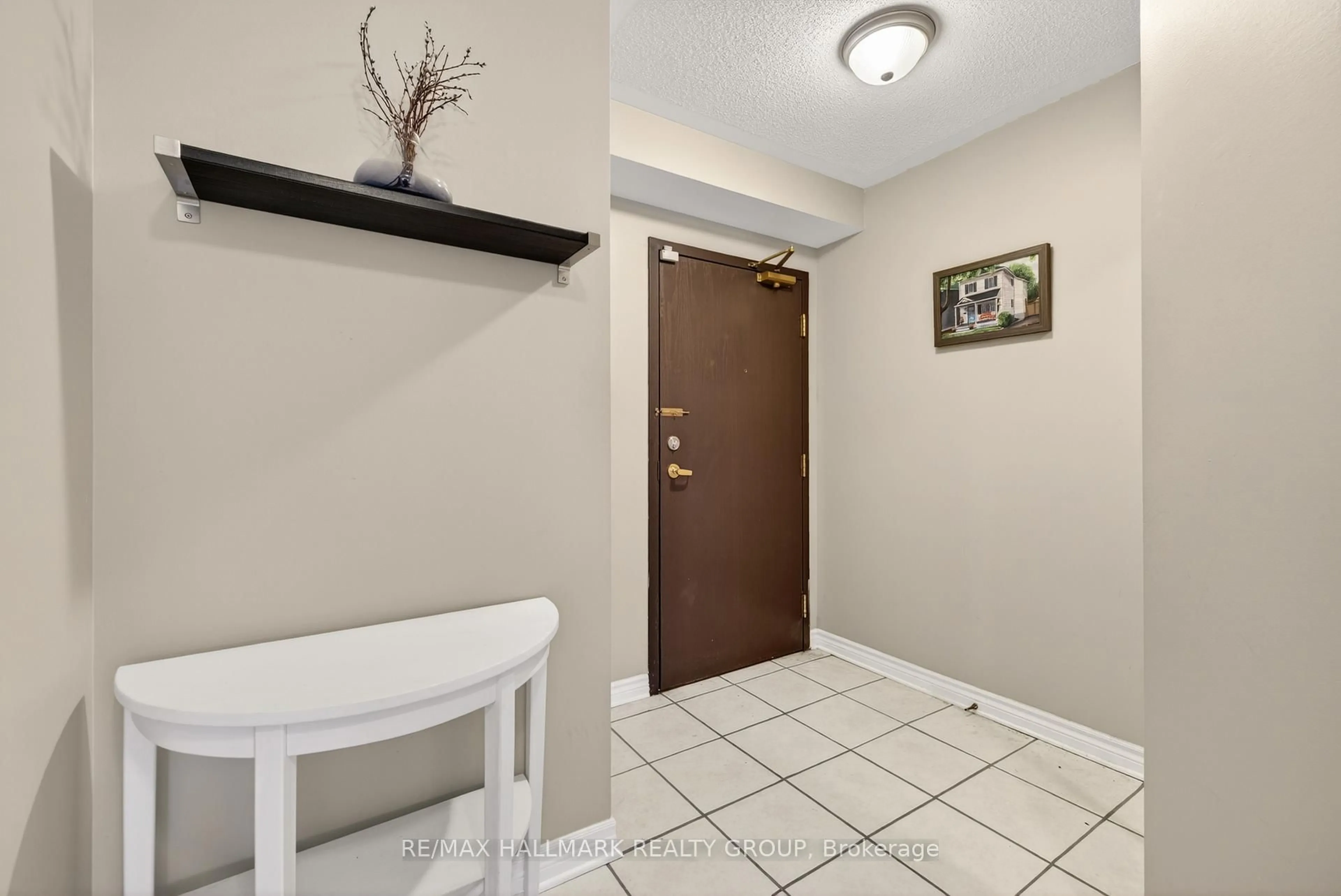Indoor entryway for 310 Central Park Dr #6B, Ottawa Ontario K2C 4G4