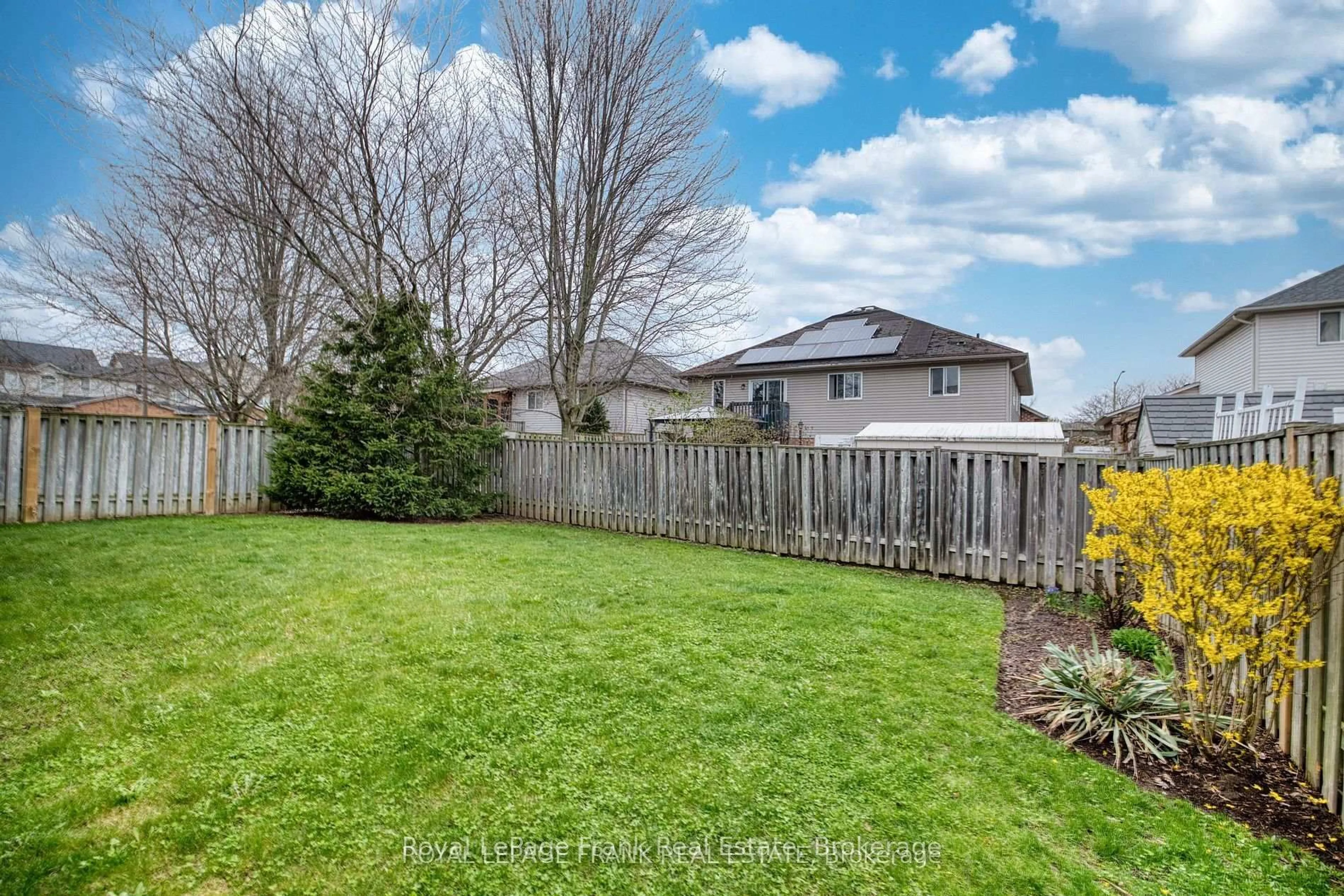 A pic from outside/outdoor area/front of a property/back of a property/a pic from drone, unknown for 4112 Walcot Crt, Lincoln Ontario L3J 0L9