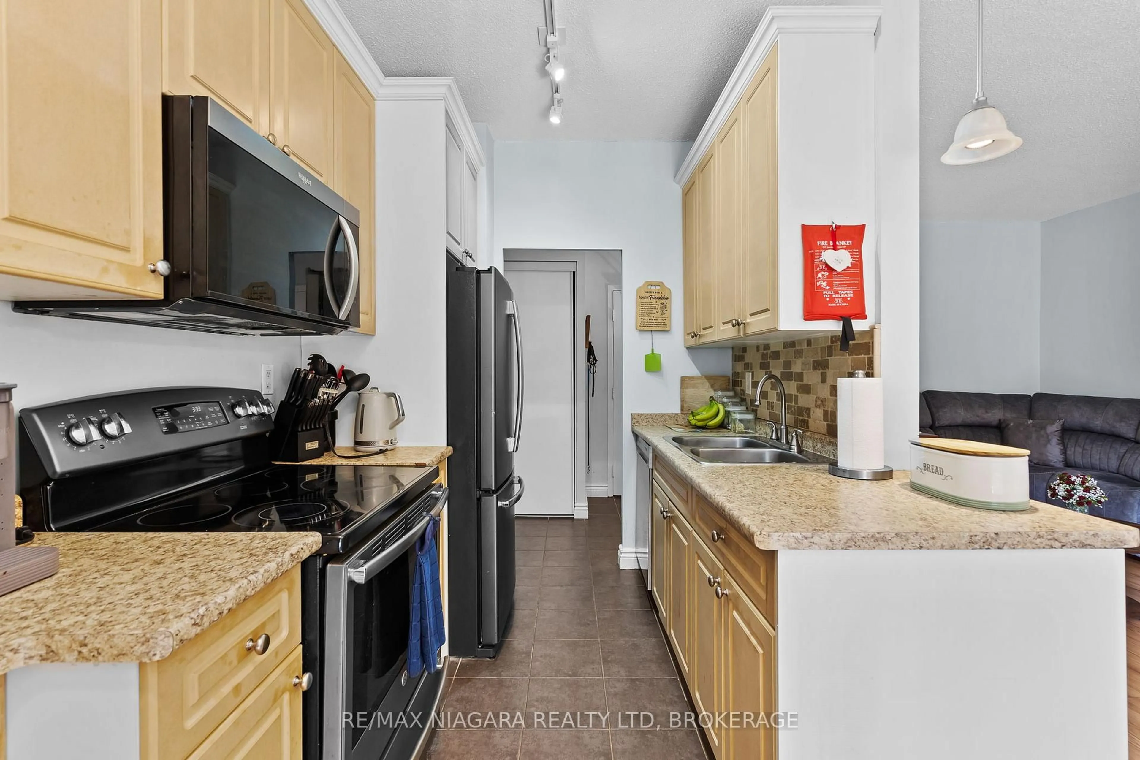 Standard kitchen, unknown for 6390 Huggins St #107, Niagara Falls Ontario L2J 1H1