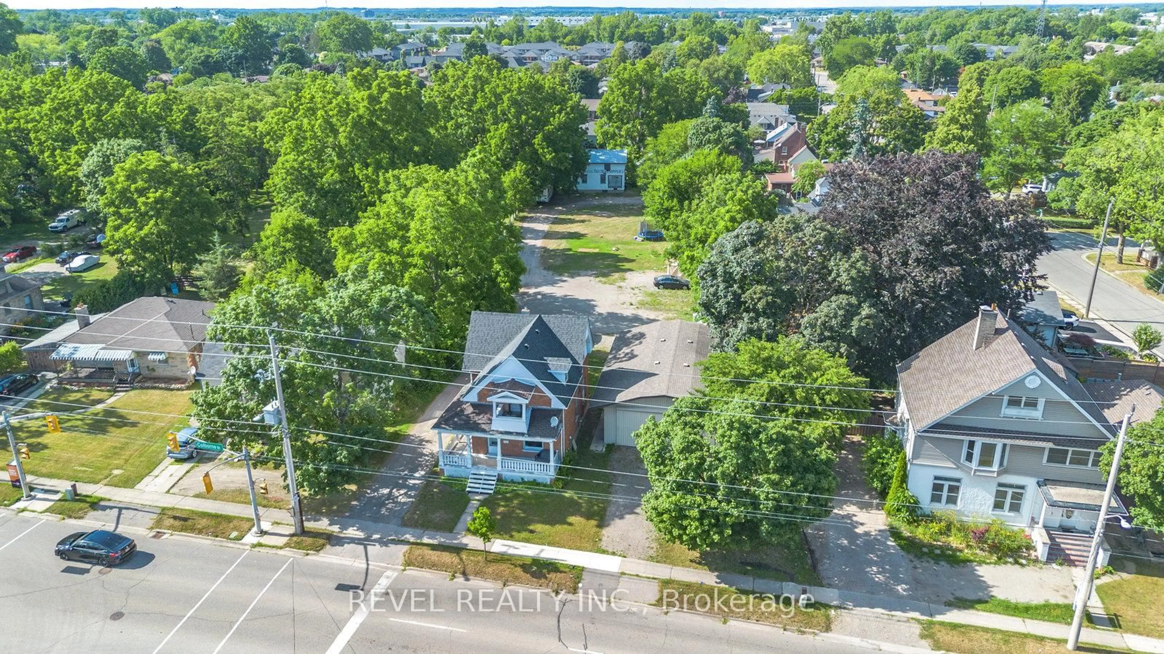 A pic from outside/outdoor area/front of a property/back of a property/a pic from drone, street for 816 Colborne St, Brantford Ontario N3S 3S4