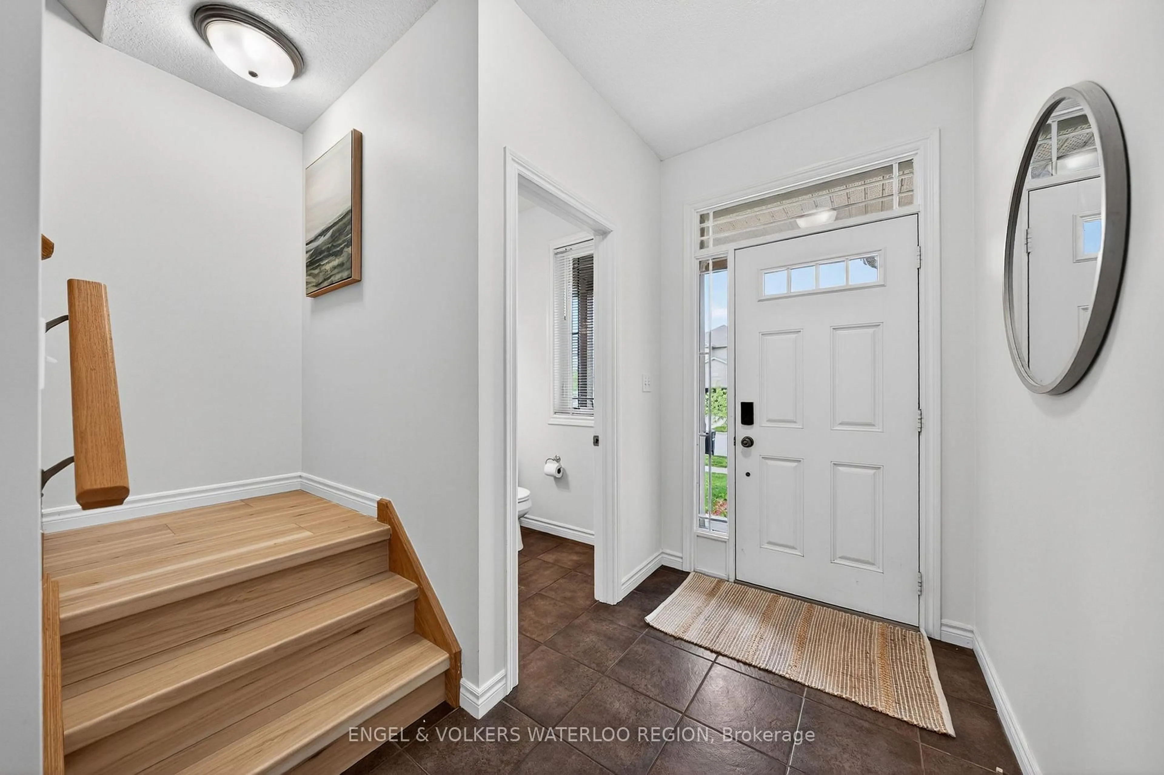 Indoor entryway for 533 Wasaga Cres, Waterloo Ontario N2V 2Y8