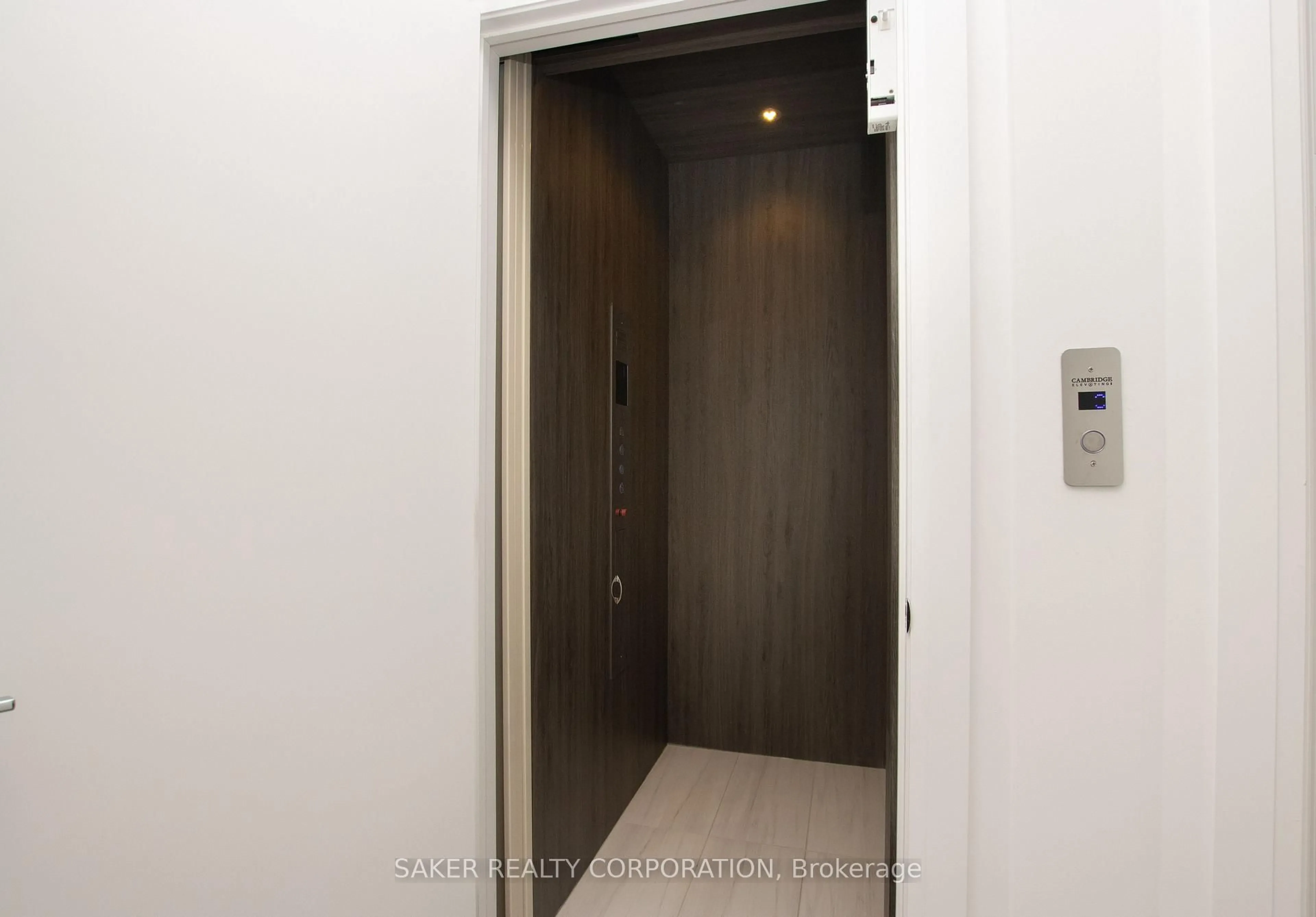 Indoor foyer for 495 Oakridge Dr #11, London North Ontario N6H 0H2