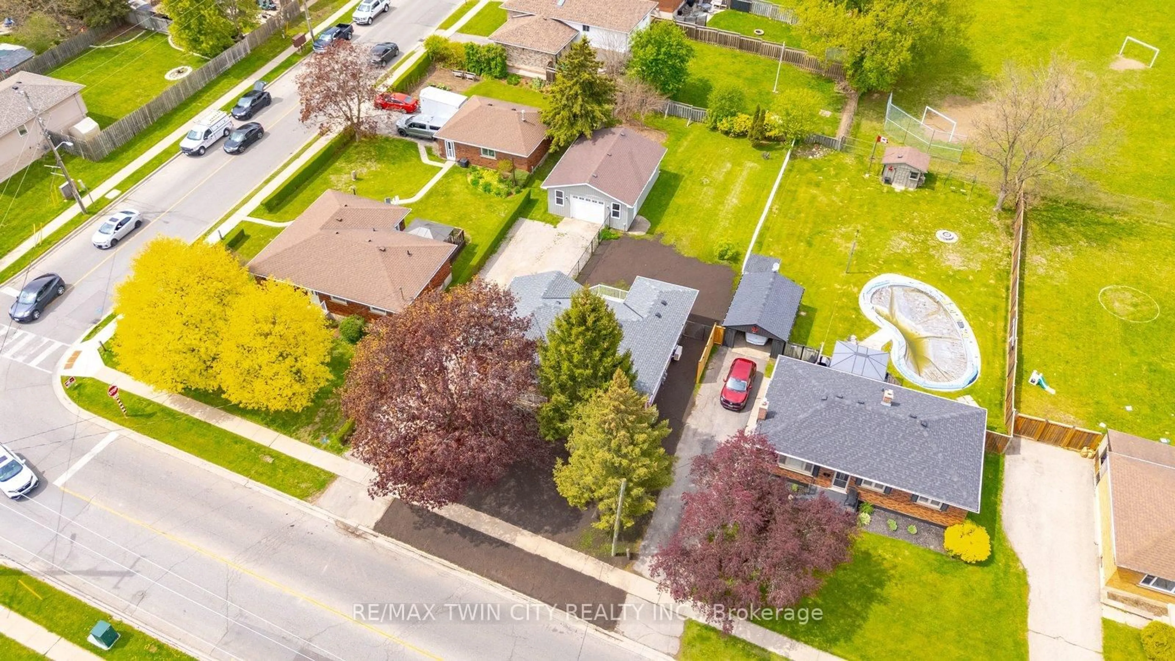 A pic from outside/outdoor area/front of a property/back of a property/a pic from drone, street for 121 Silver St, Brant Ontario N3L 1V2
