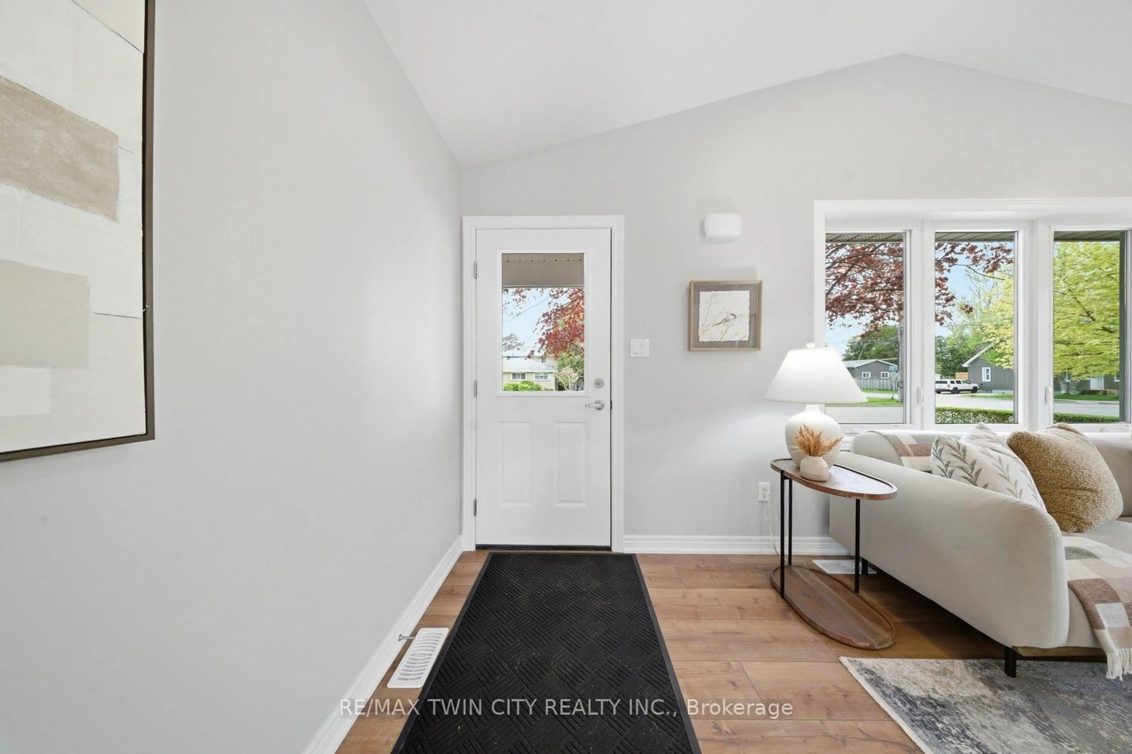 Indoor entryway for 121 Silver St, Brant Ontario N3L 1V2