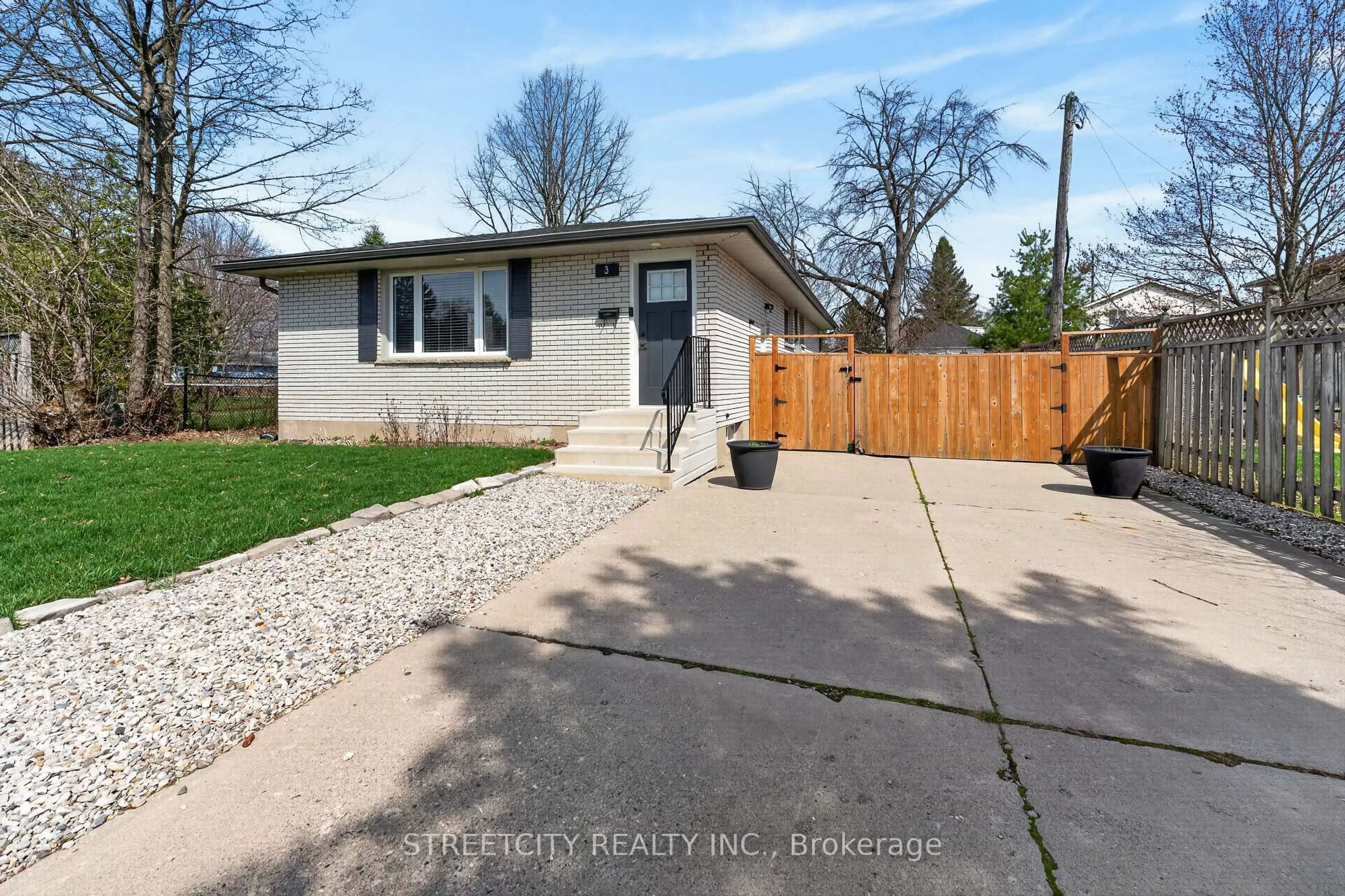 Unknown for 3 Brinkman Crt, St. Thomas Ontario N5P 2G6