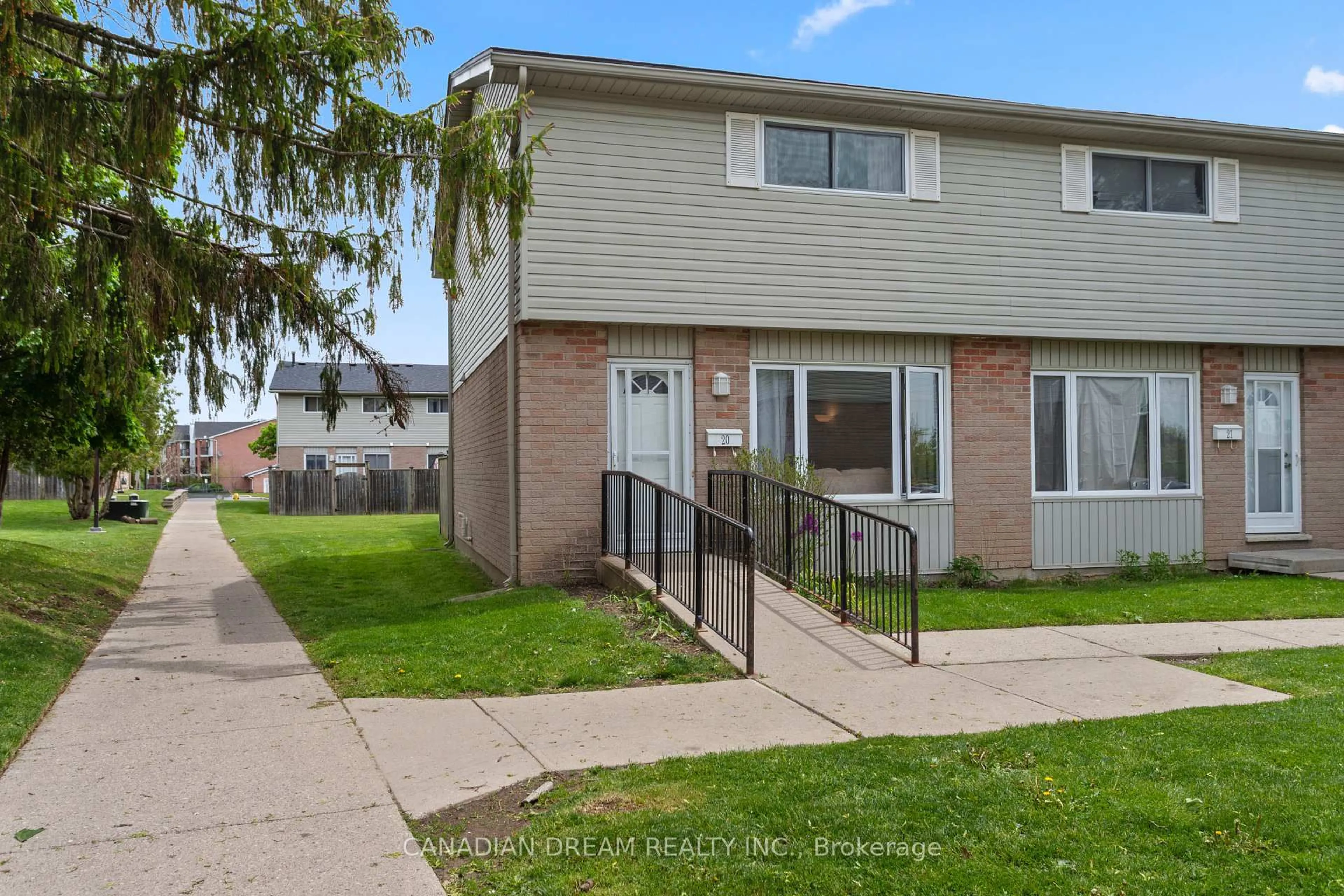 Home with vinyl exterior material, street for 1095 Jalna Blvd #20, London South Ontario N6E 2Y7
