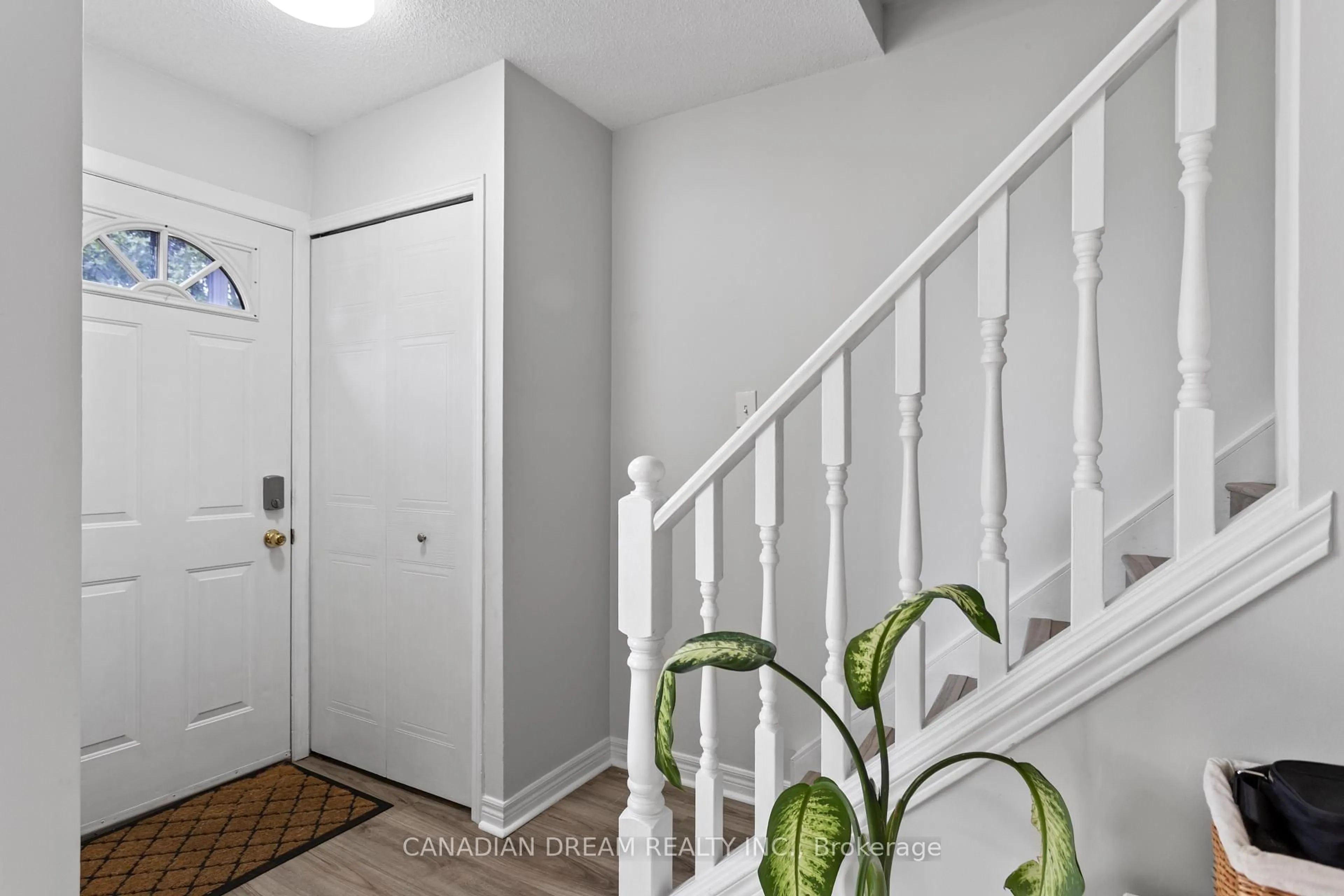Indoor entryway for 1095 Jalna Blvd #20, London South Ontario N6E 2Y7