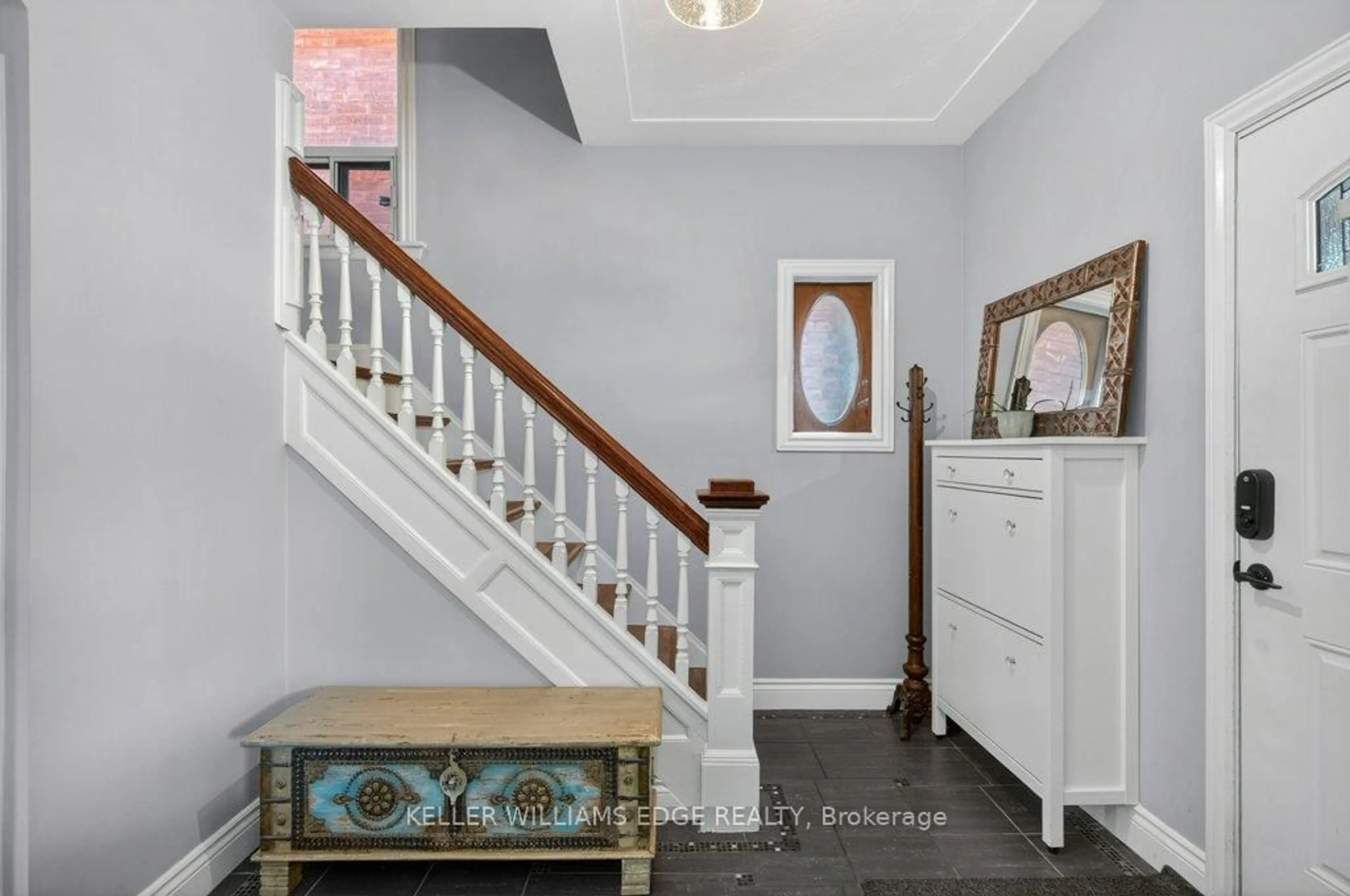 Indoor entryway for 225 Prospect St, Hamilton Ontario L8M 2Z6