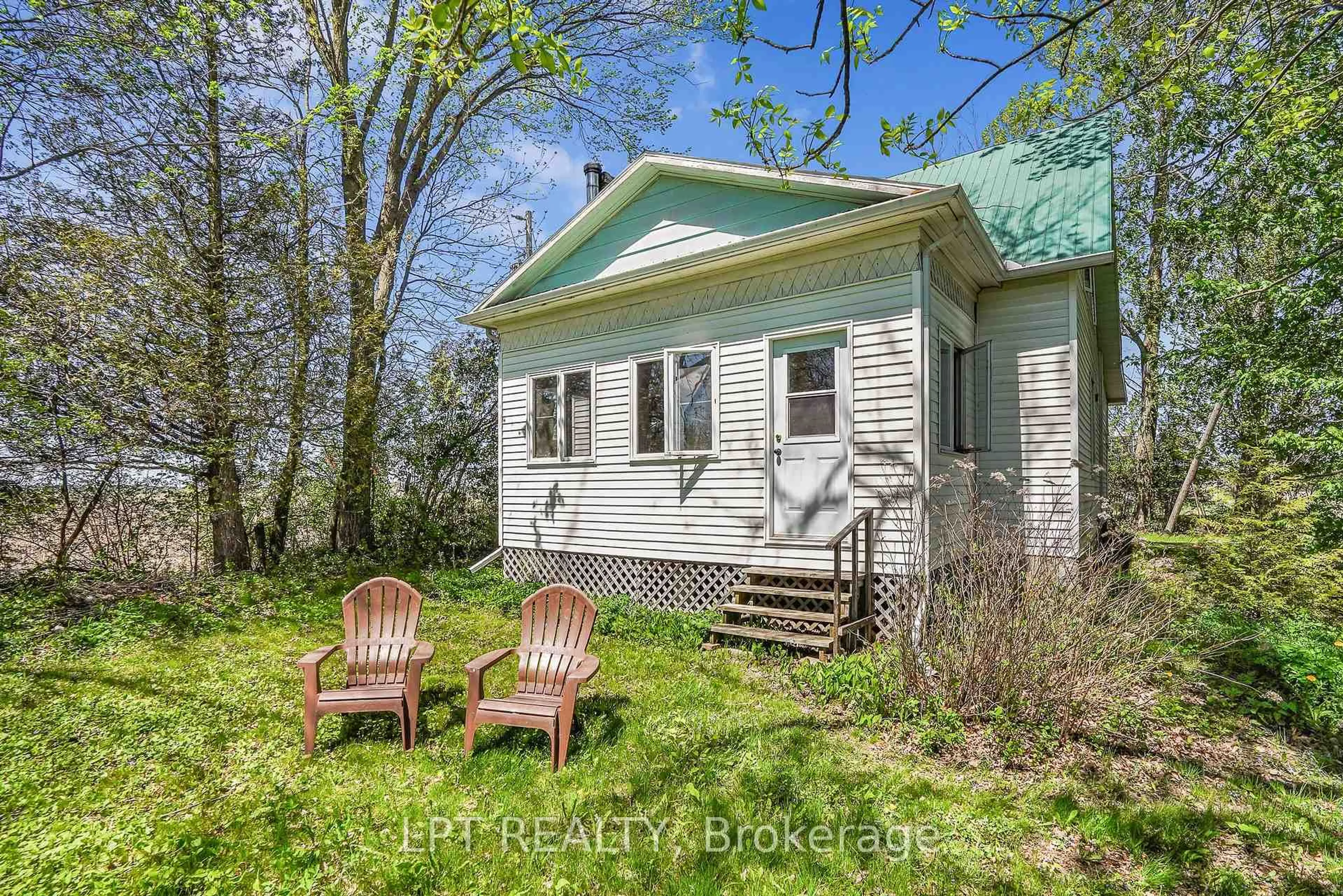A pic from outside/outdoor area/front of a property/back of a property/a pic from drone, unknown for 3515 Greenlane Rd, Champlain Ontario K6A 2R2