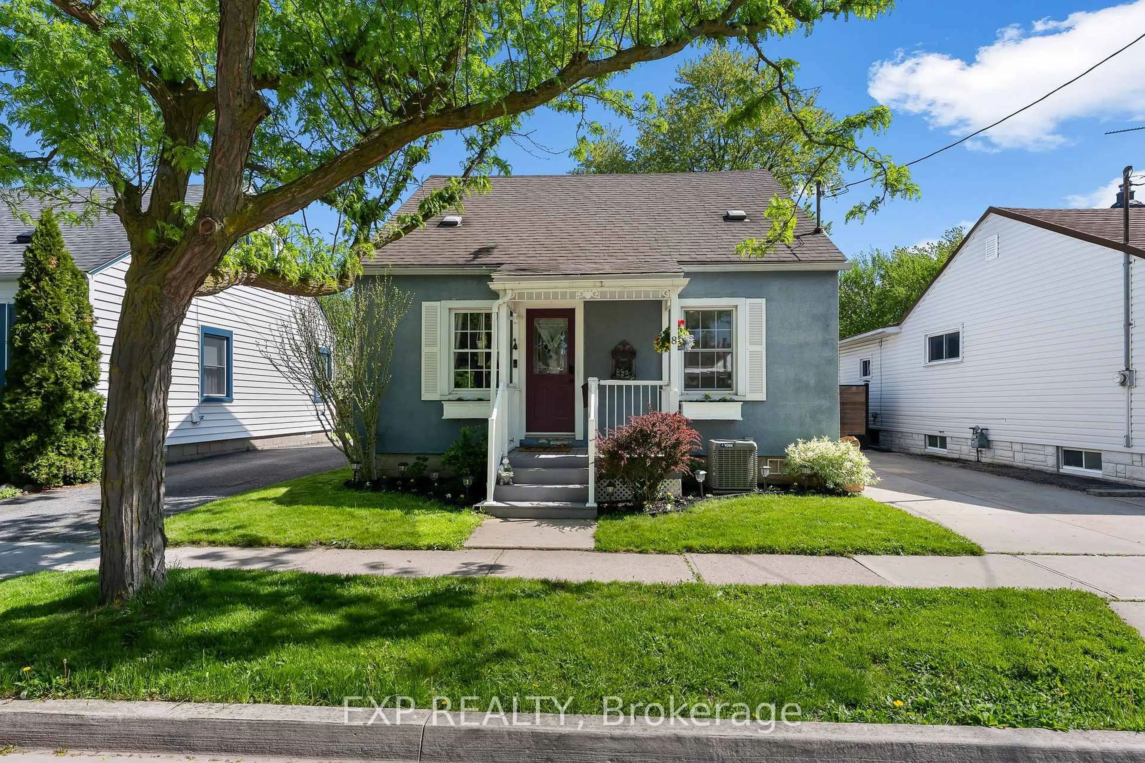Home with vinyl exterior material, street for 8 Coventry St, St. Catharines Ontario L2R 2X5