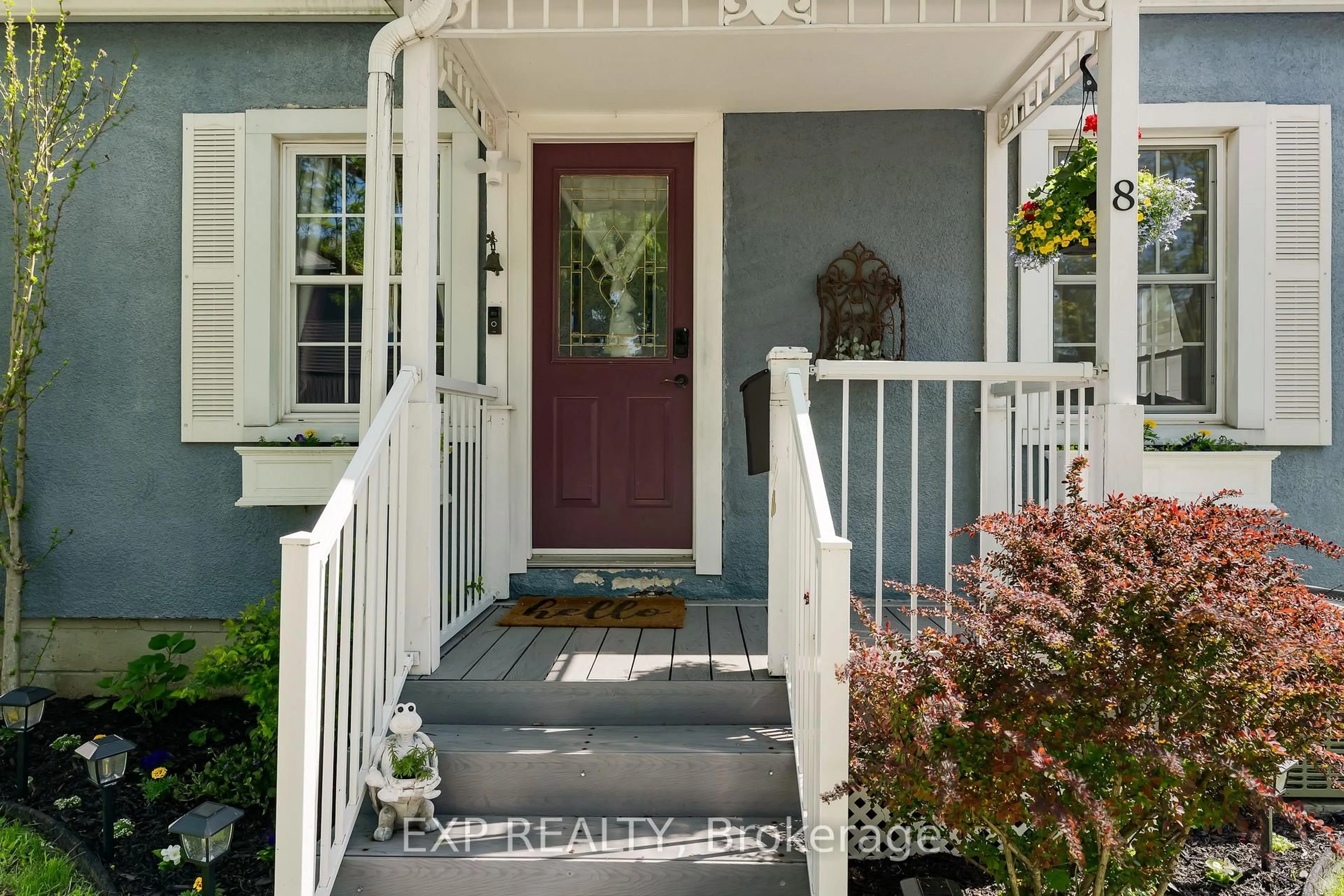 Indoor entryway for 8 Coventry St, St. Catharines Ontario L2R 2X5