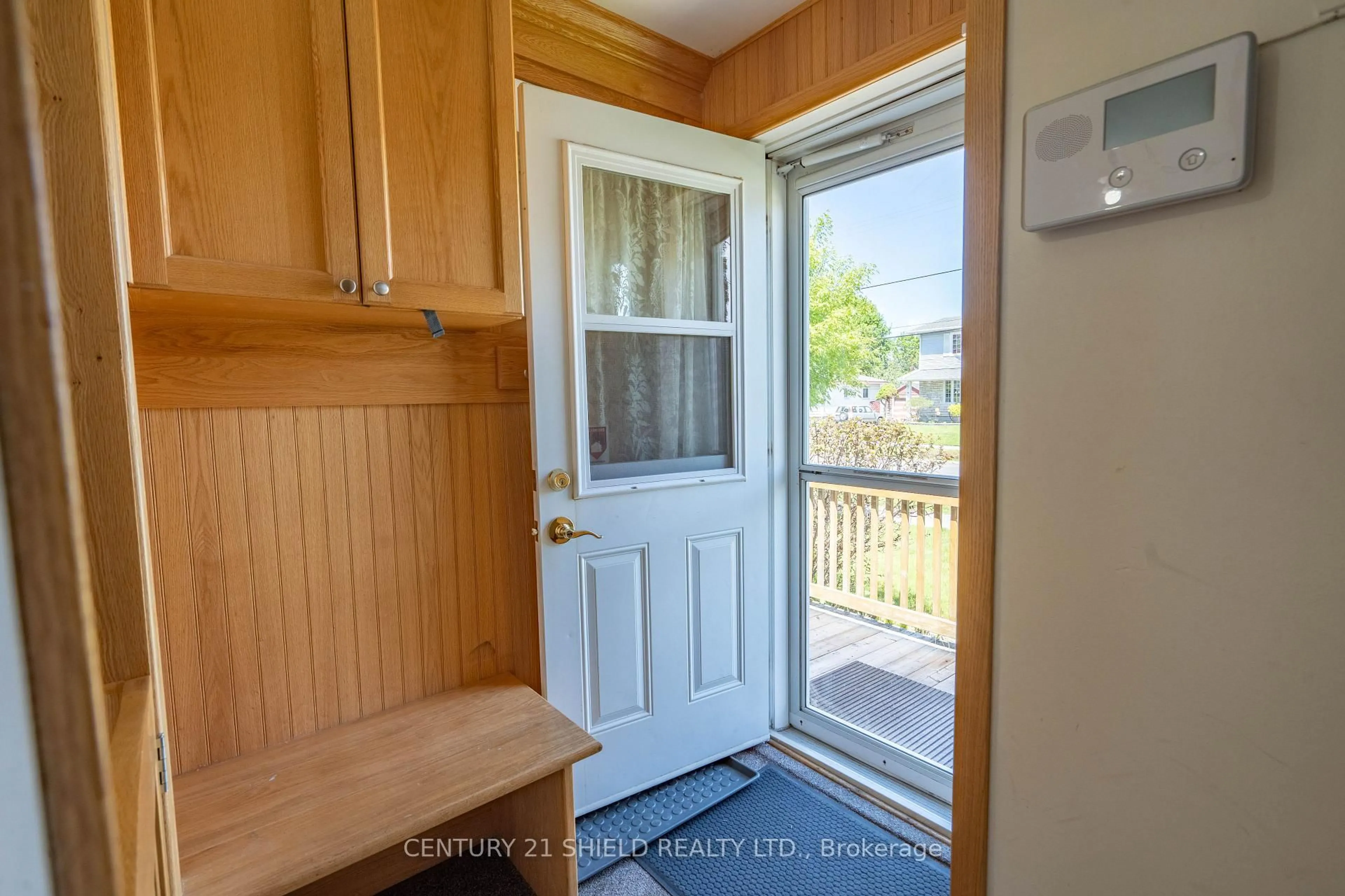 Indoor entryway for 1320 Aubin Ave, Cornwall Ontario K6J 4R8