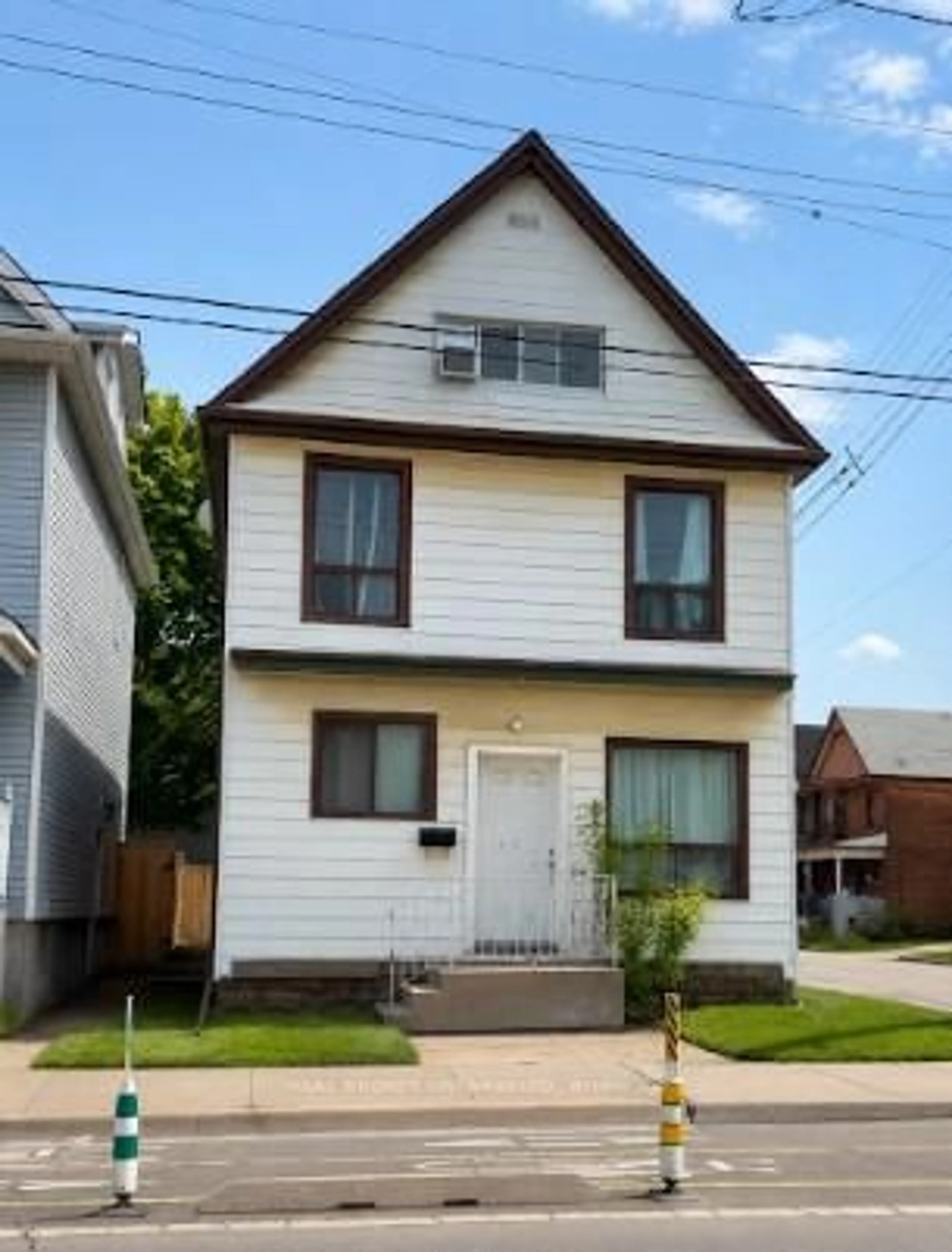 Home with vinyl exterior material, street for 518 Cannon St, Hamilton Ontario L8L 2E8