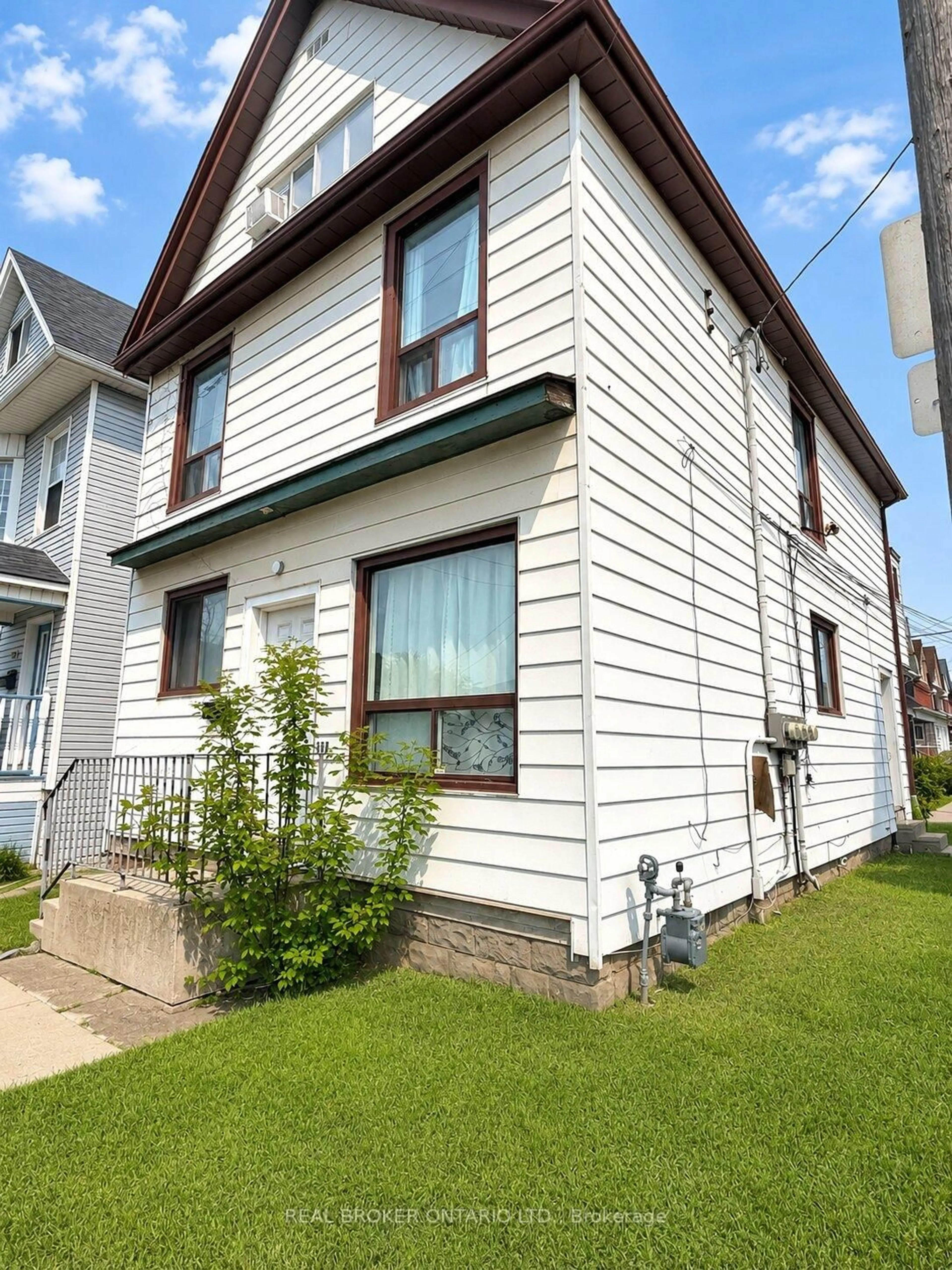 Home with vinyl exterior material, street for 518 Cannon St, Hamilton Ontario L8L 2E8
