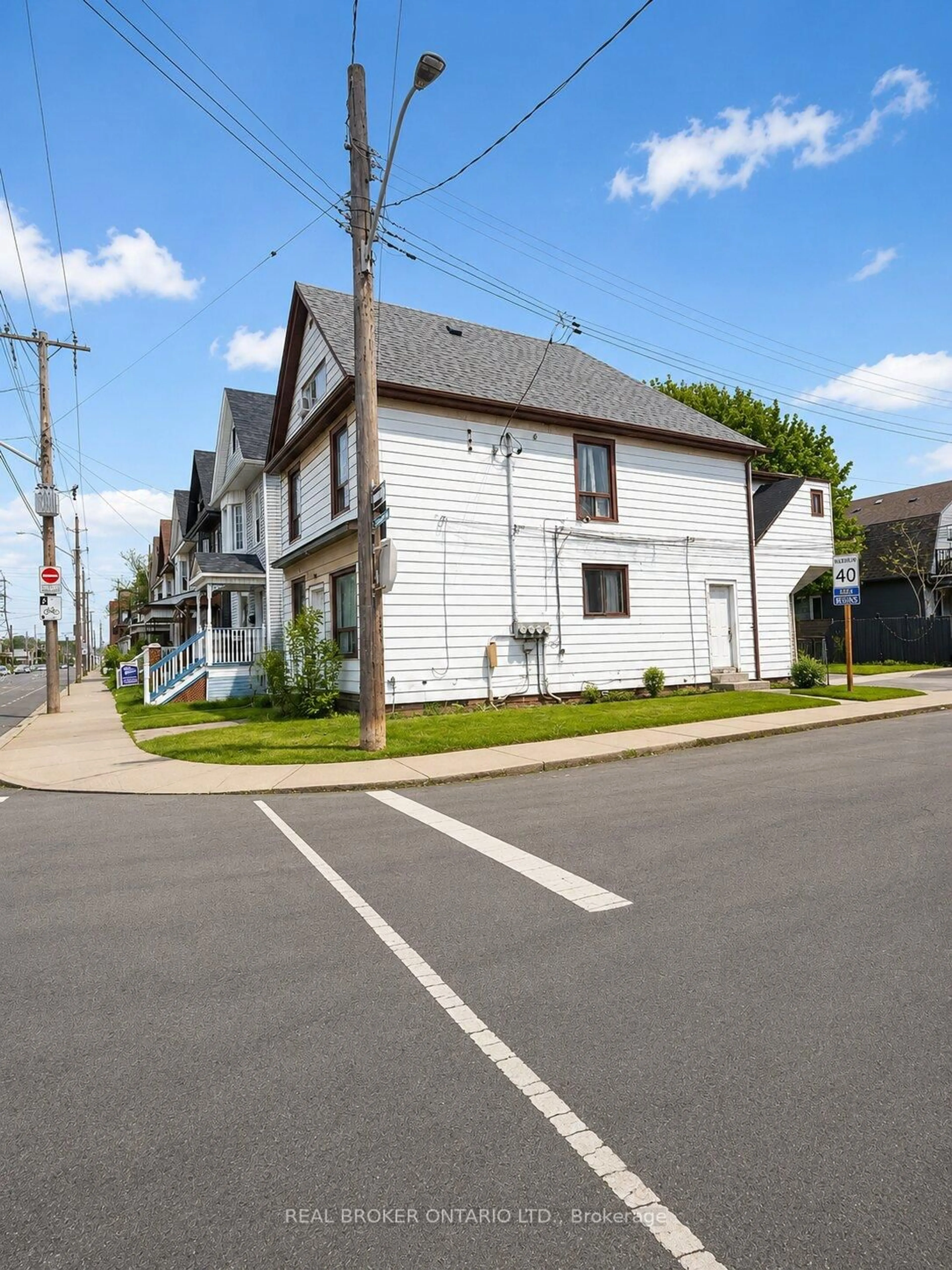 A pic from outside/outdoor area/front of a property/back of a property/a pic from drone, street for 518 Cannon St, Hamilton Ontario L8L 2E8