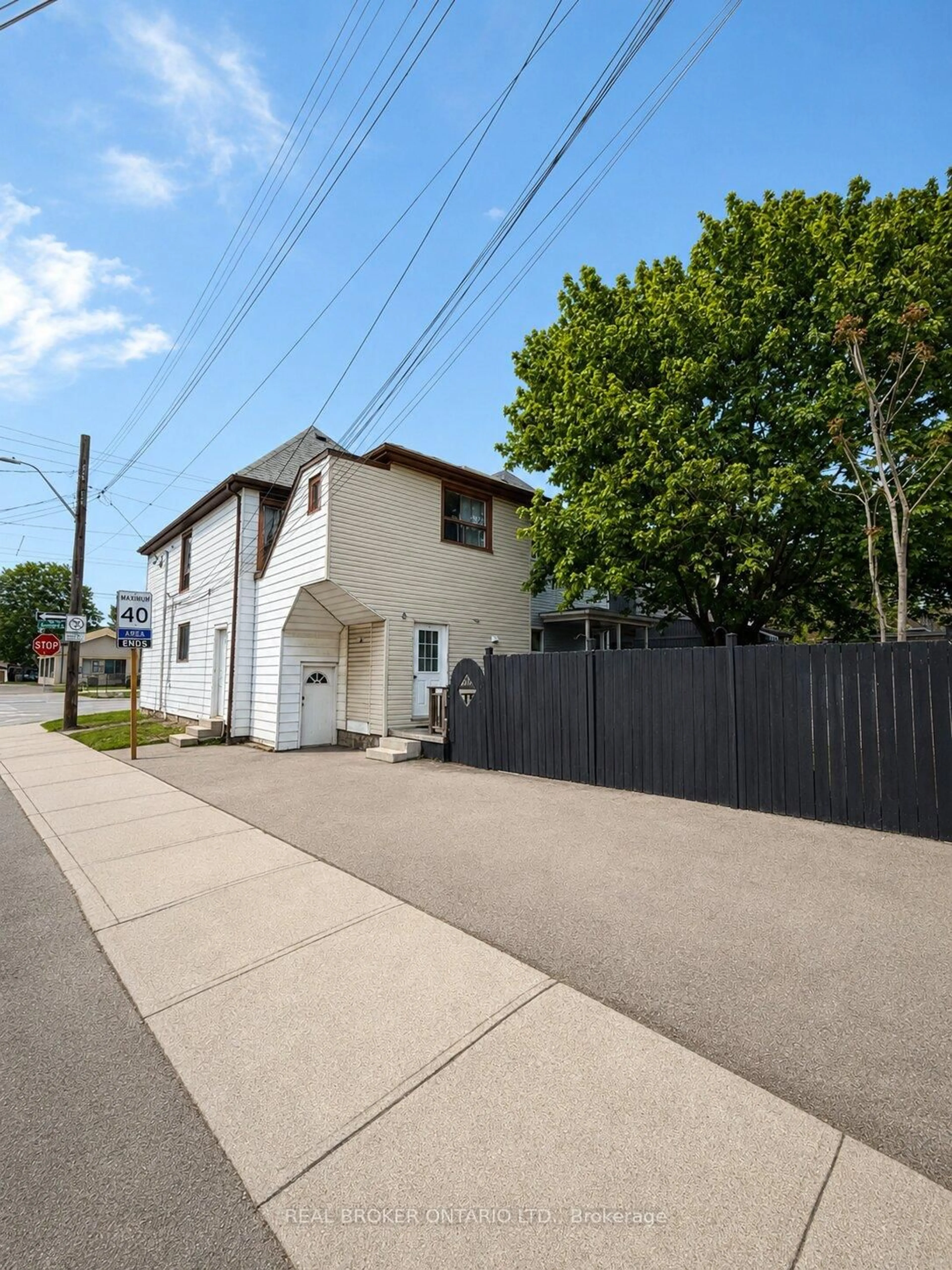 A pic from outside/outdoor area/front of a property/back of a property/a pic from drone, street for 518 Cannon St, Hamilton Ontario L8L 2E8