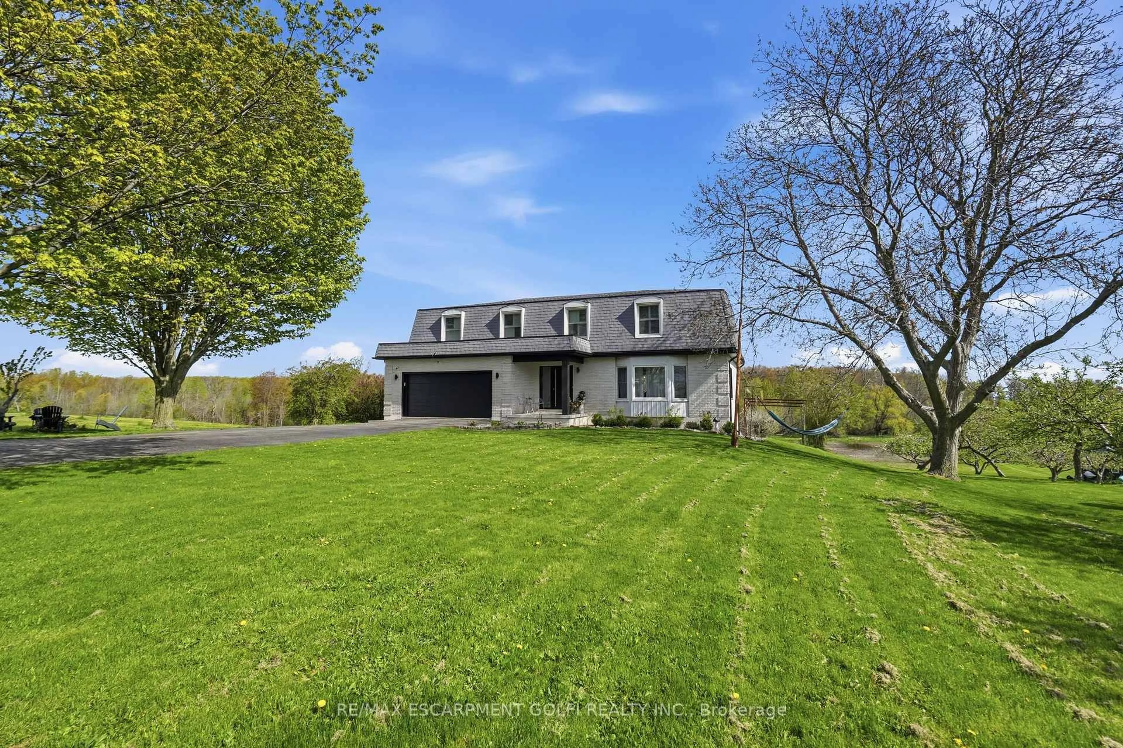 A pic from outside/outdoor area/front of a property/back of a property/a pic from drone, water/lake/river/ocean view for 296 Ridge Rd, Grimsby Ontario L3M 4E7