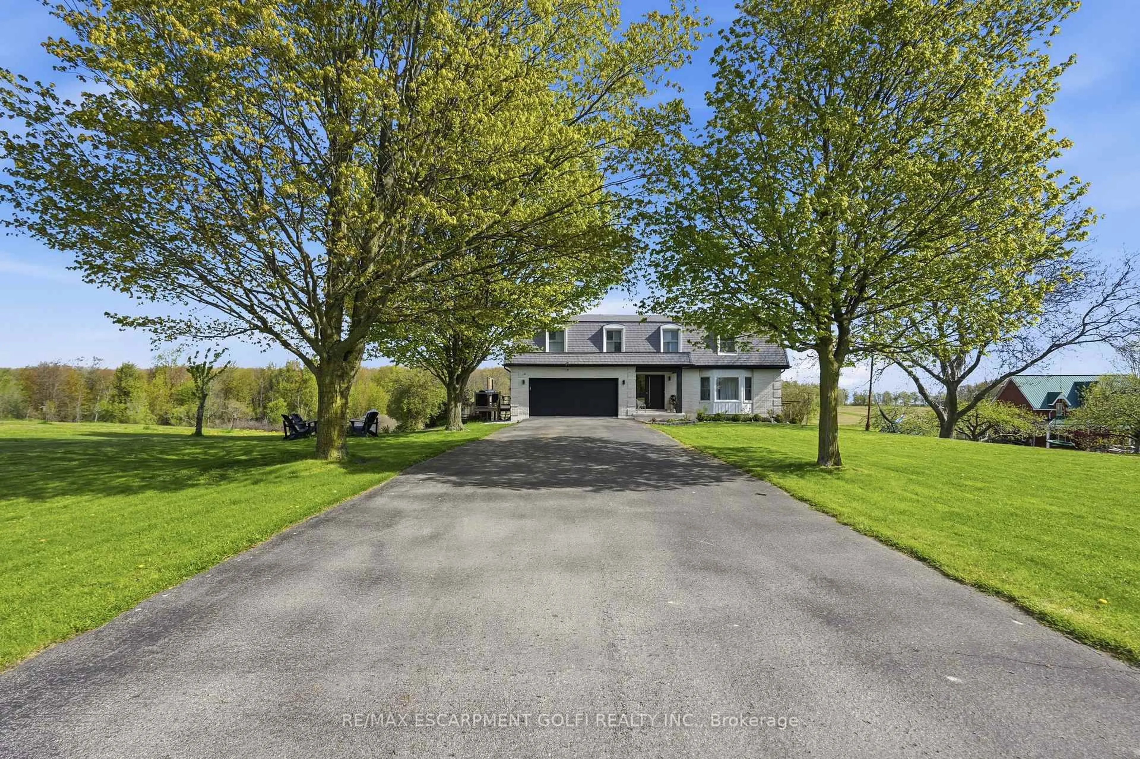 A pic from outside/outdoor area/front of a property/back of a property/a pic from drone, street for 296 Ridge Rd, Grimsby Ontario L3M 4E7
