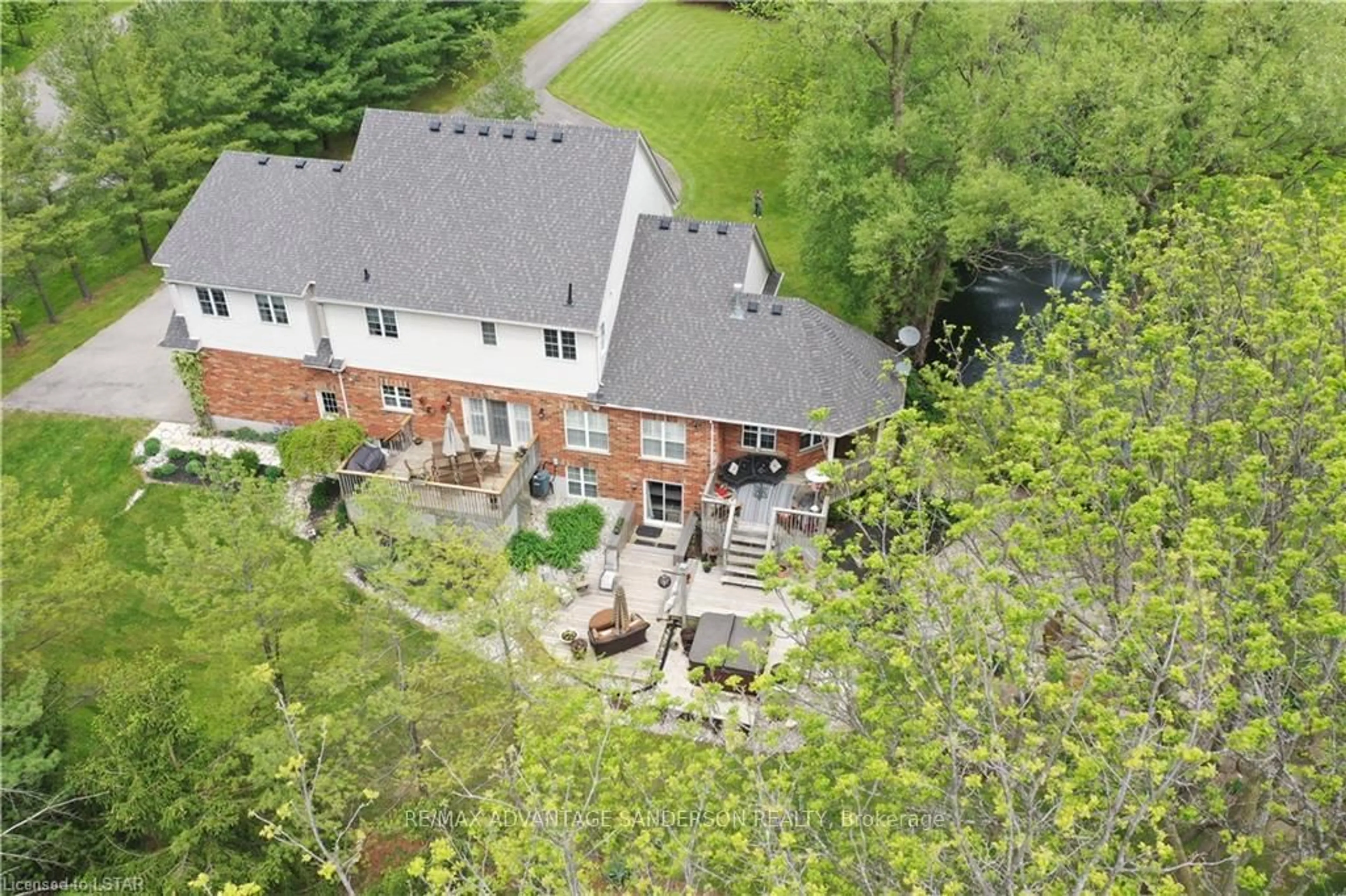 A pic from outside/outdoor area/front of a property/back of a property/a pic from drone, unknown for 1796 Gainsborough Rd, London North Ontario N6H 5L2