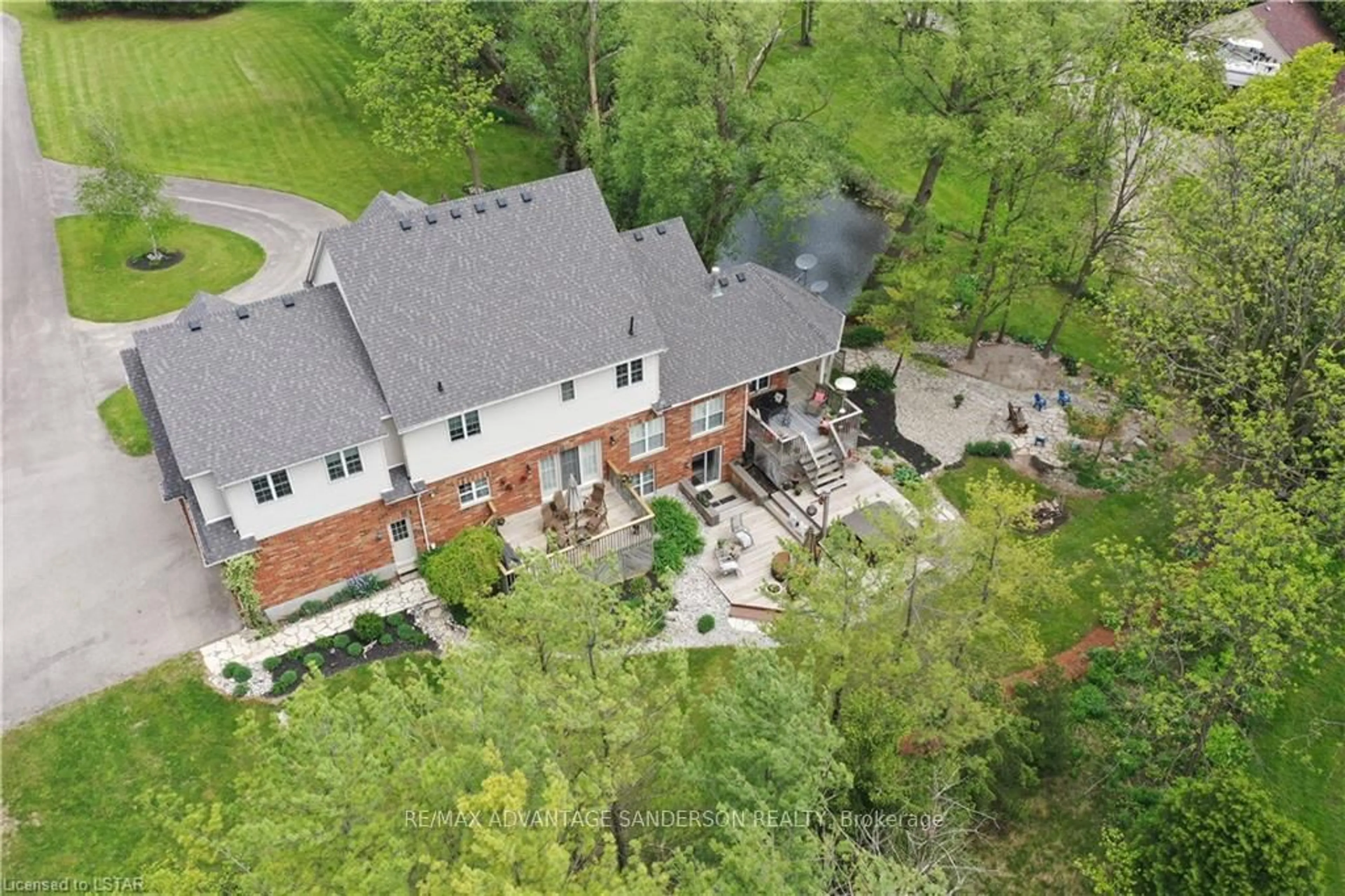 A pic from outside/outdoor area/front of a property/back of a property/a pic from drone, unknown for 1796 Gainsborough Rd, London North Ontario N6H 5L2