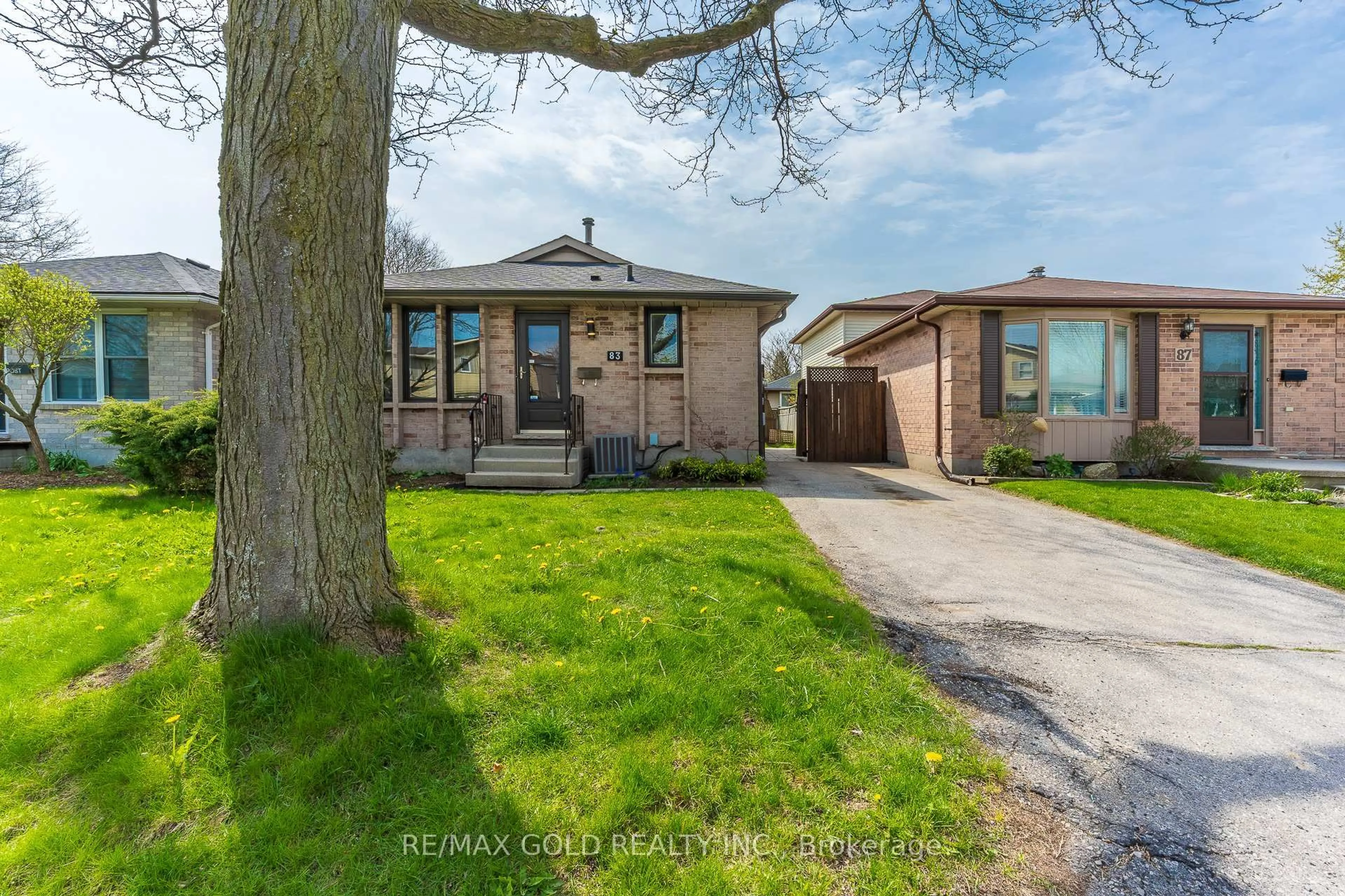 A pic from outside/outdoor area/front of a property/back of a property/a pic from drone, street for 83 Speight Cres, London East Ontario N5V 3W7
