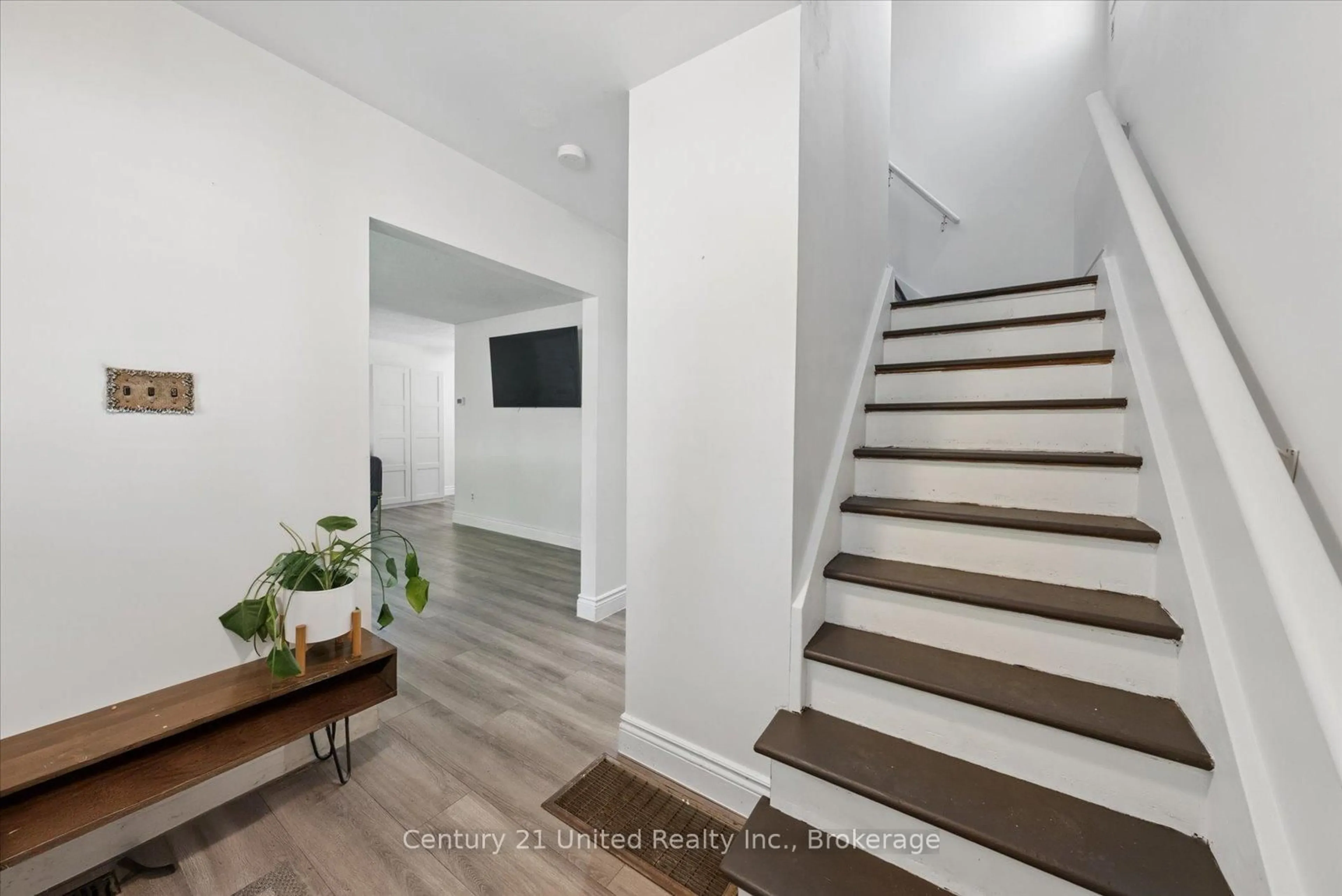 Indoor entryway for 277 Greenlawn Ave, Peterborough Ontario K9H 5K7