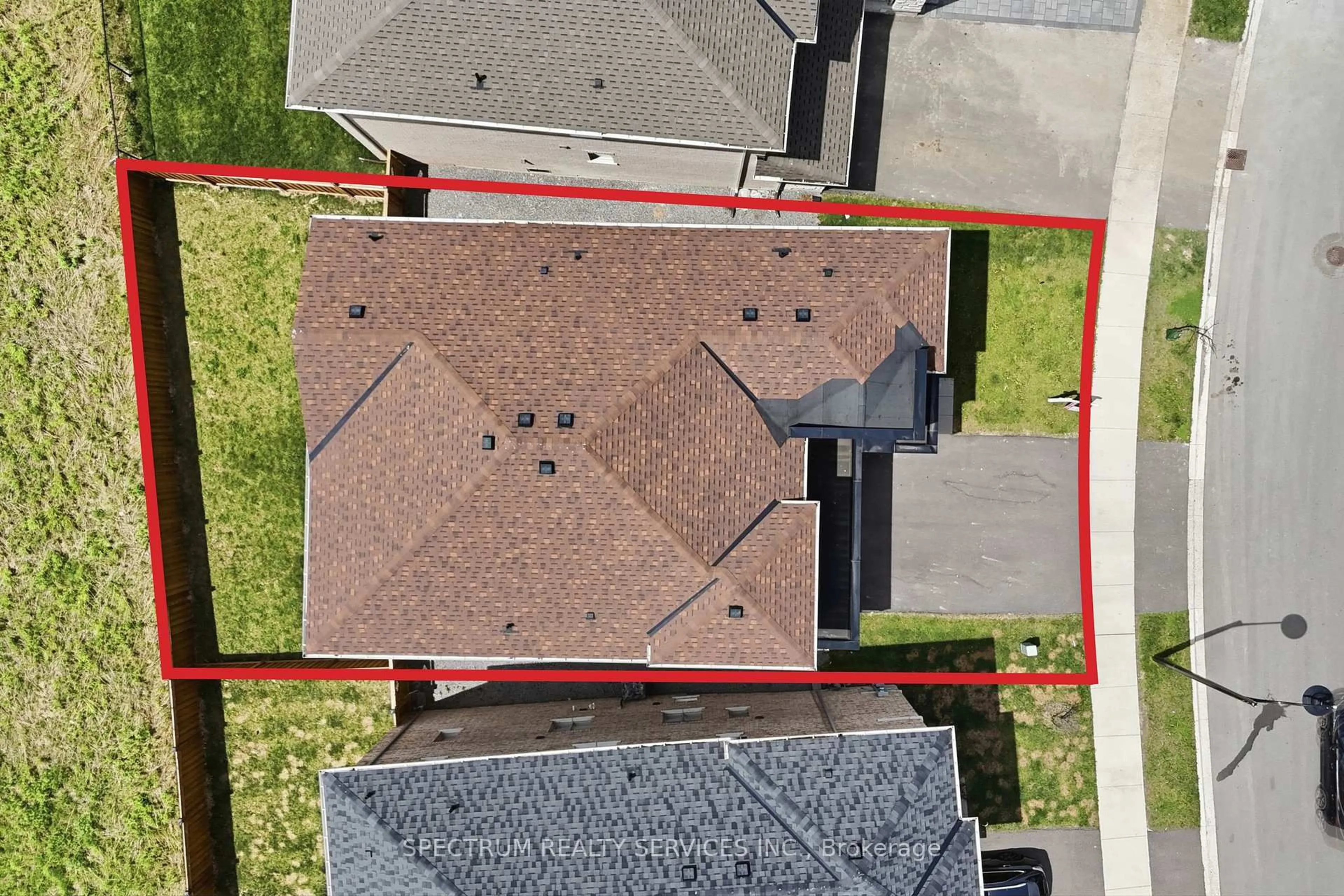 A pic from outside/outdoor area/front of a property/back of a property/a pic from drone, unknown for 16 Trailbank Gdns, Hamilton Ontario L8B 1Y5