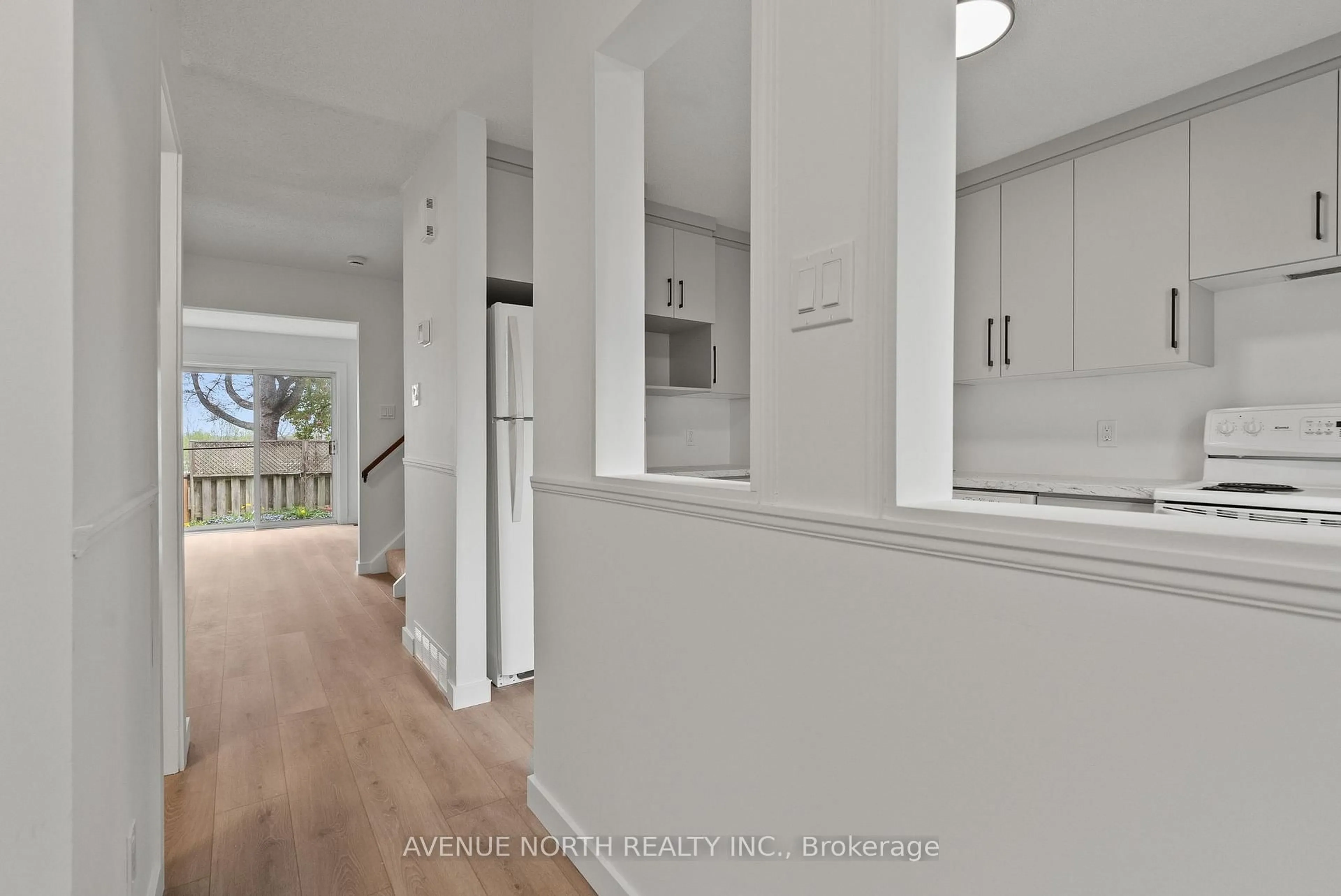 Indoor foyer for 1408 BALLARD Cres, Ottawa Ontario K1B 4Y0