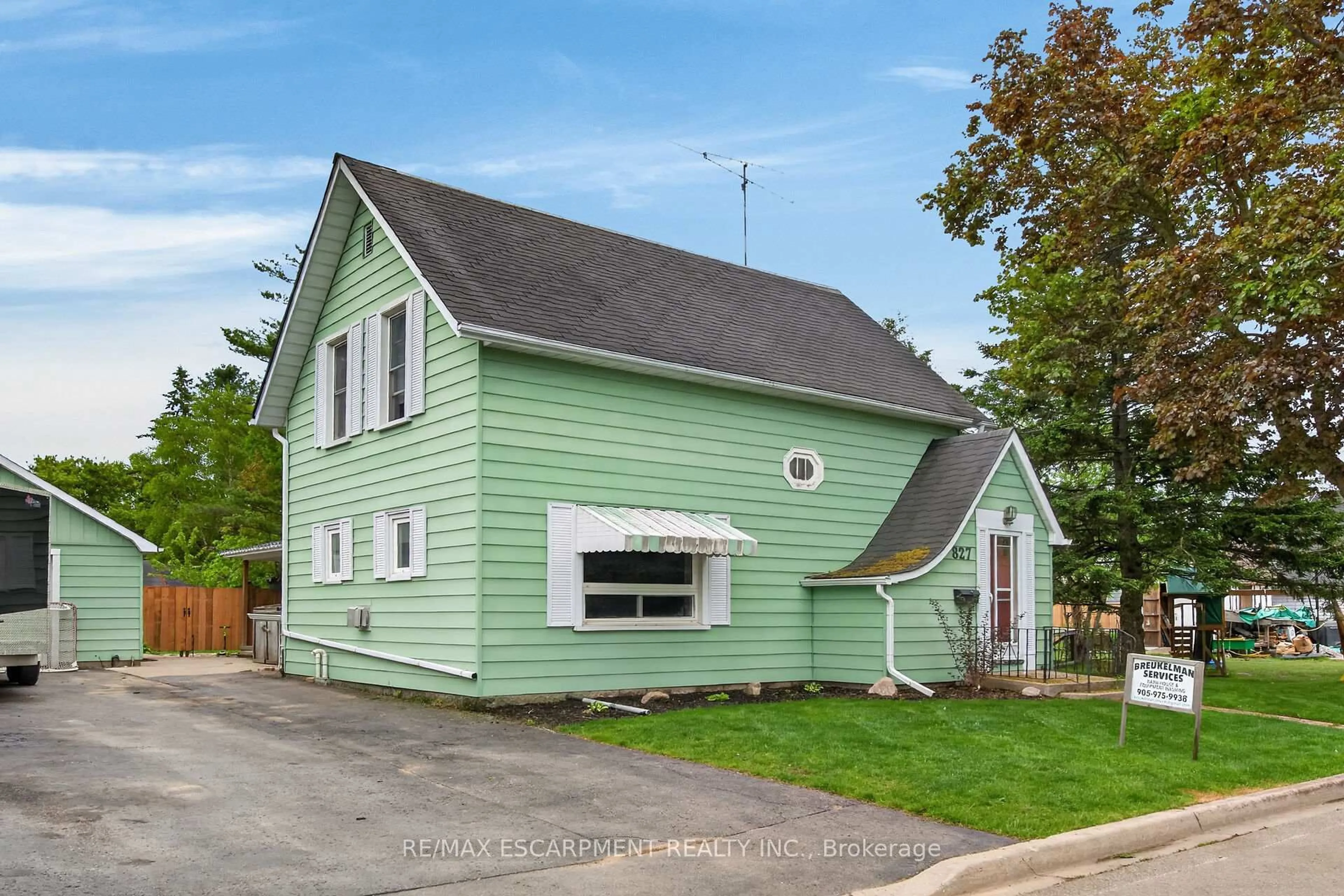 Home with vinyl exterior material, street for 827 Pine St, Haldimand Ontario N1A 2M6