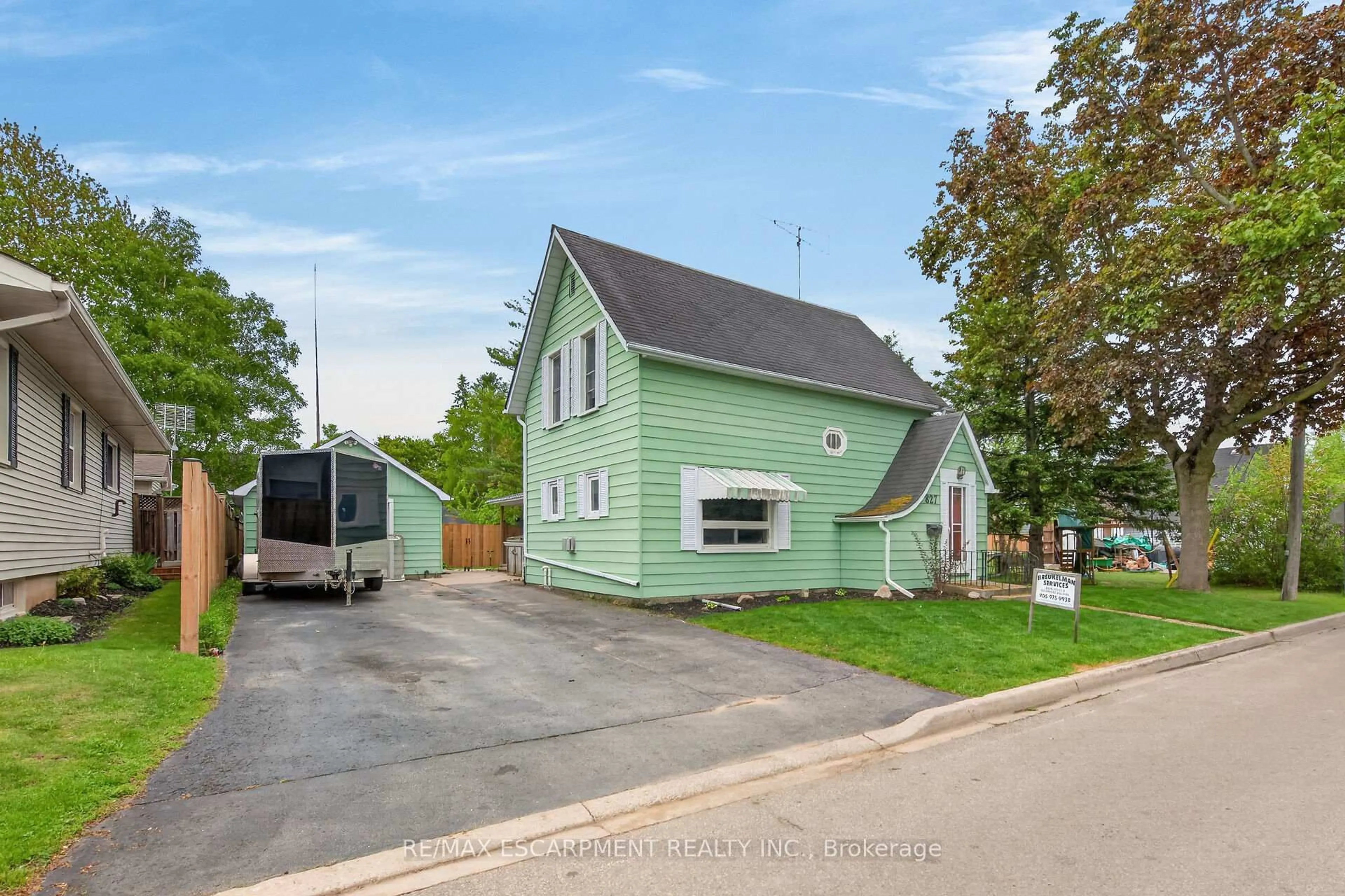 A pic from outside/outdoor area/front of a property/back of a property/a pic from drone, street for 827 Pine St, Haldimand Ontario N1A 2M6
