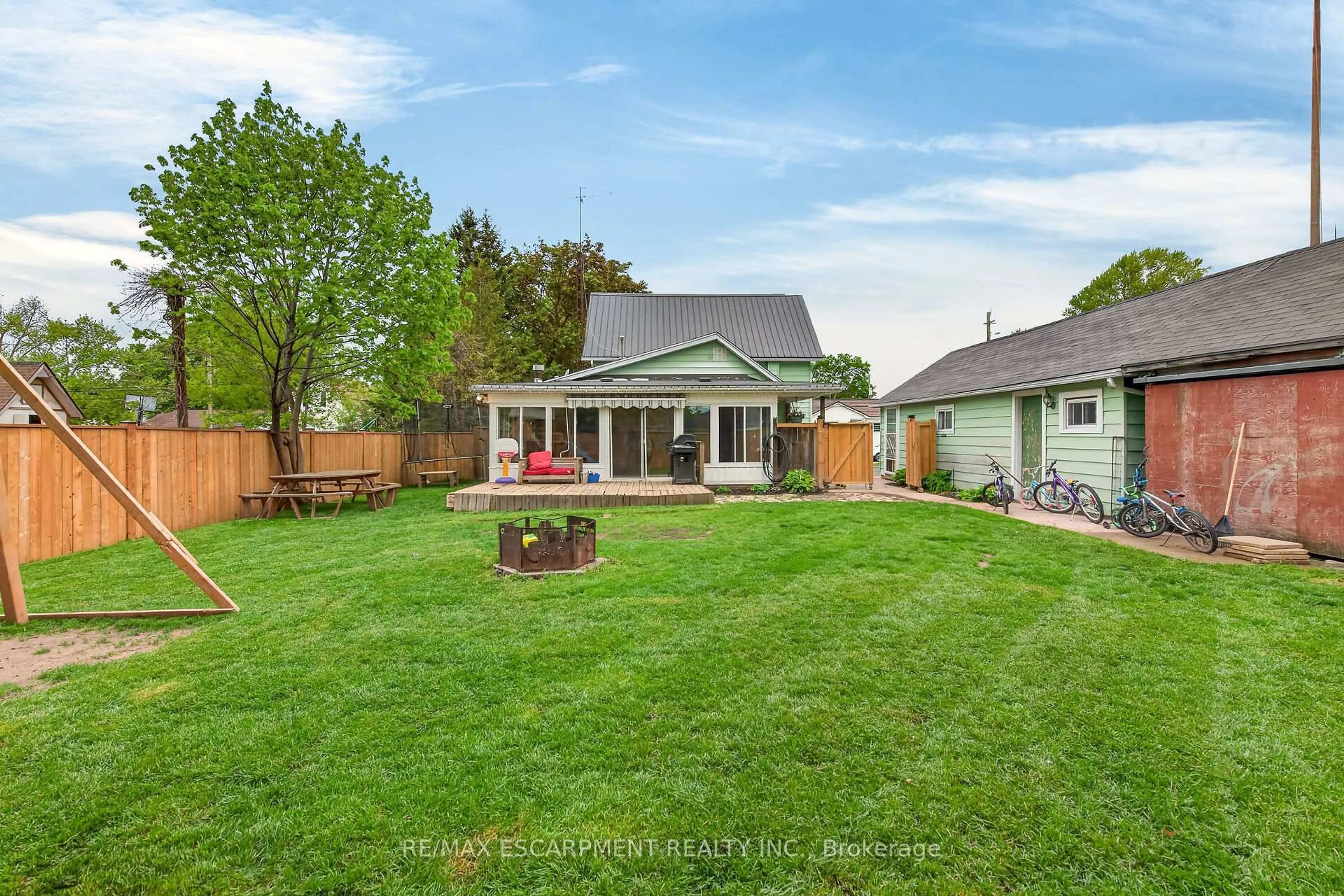 A pic from outside/outdoor area/front of a property/back of a property/a pic from drone, street for 827 Pine St, Haldimand Ontario N1A 2M6