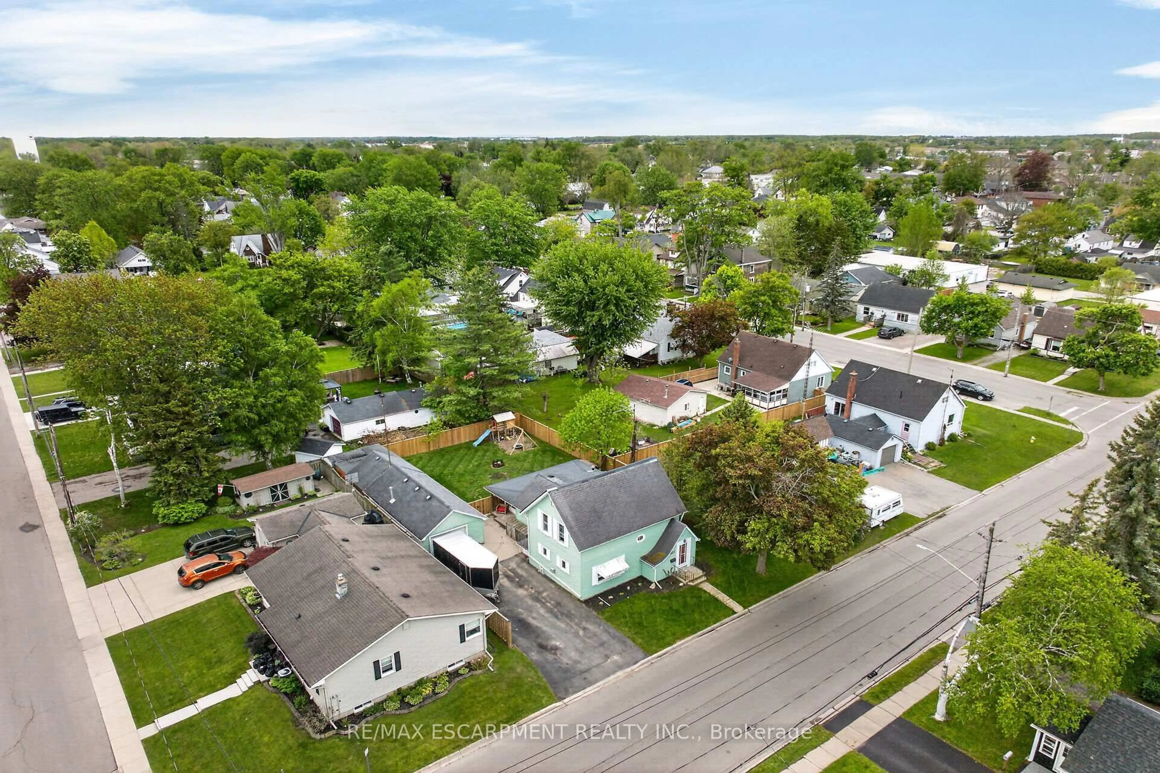 A pic from outside/outdoor area/front of a property/back of a property/a pic from drone, street for 827 Pine St, Haldimand Ontario N1A 2M6