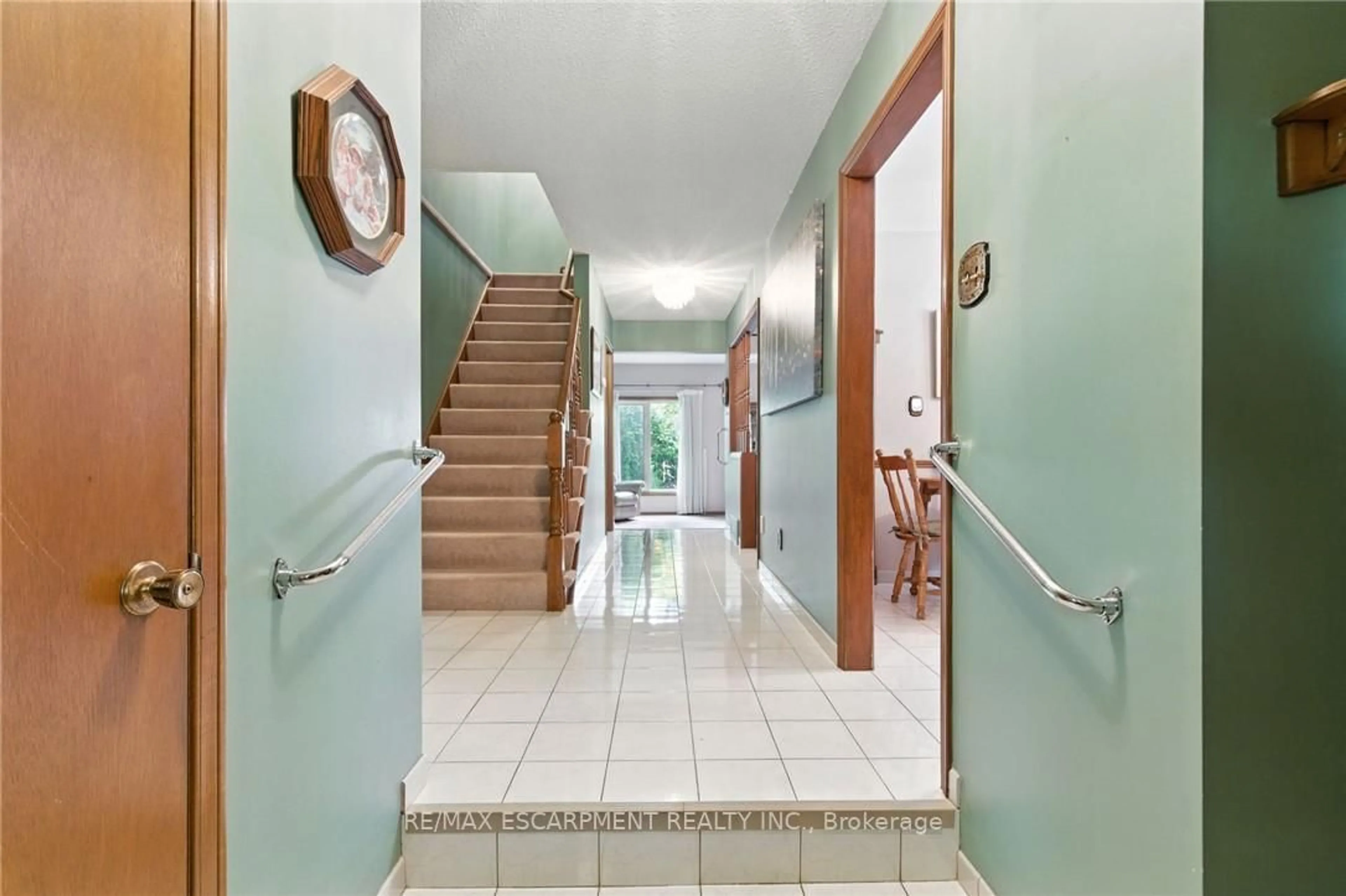 Indoor foyer for 39 Megna Crt, Hamilton Ontario L9C 6Y6