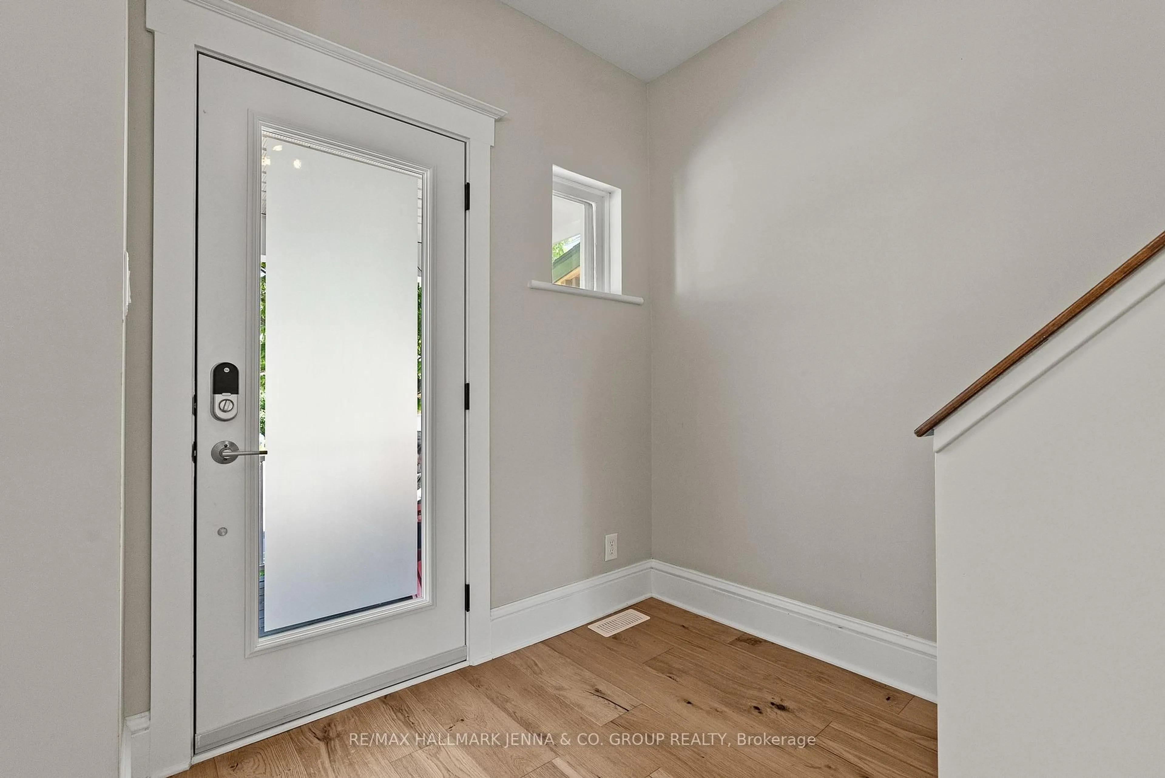 Indoor entryway for 114 Hamilton Ave, Ottawa Ontario K1Y 1C2
