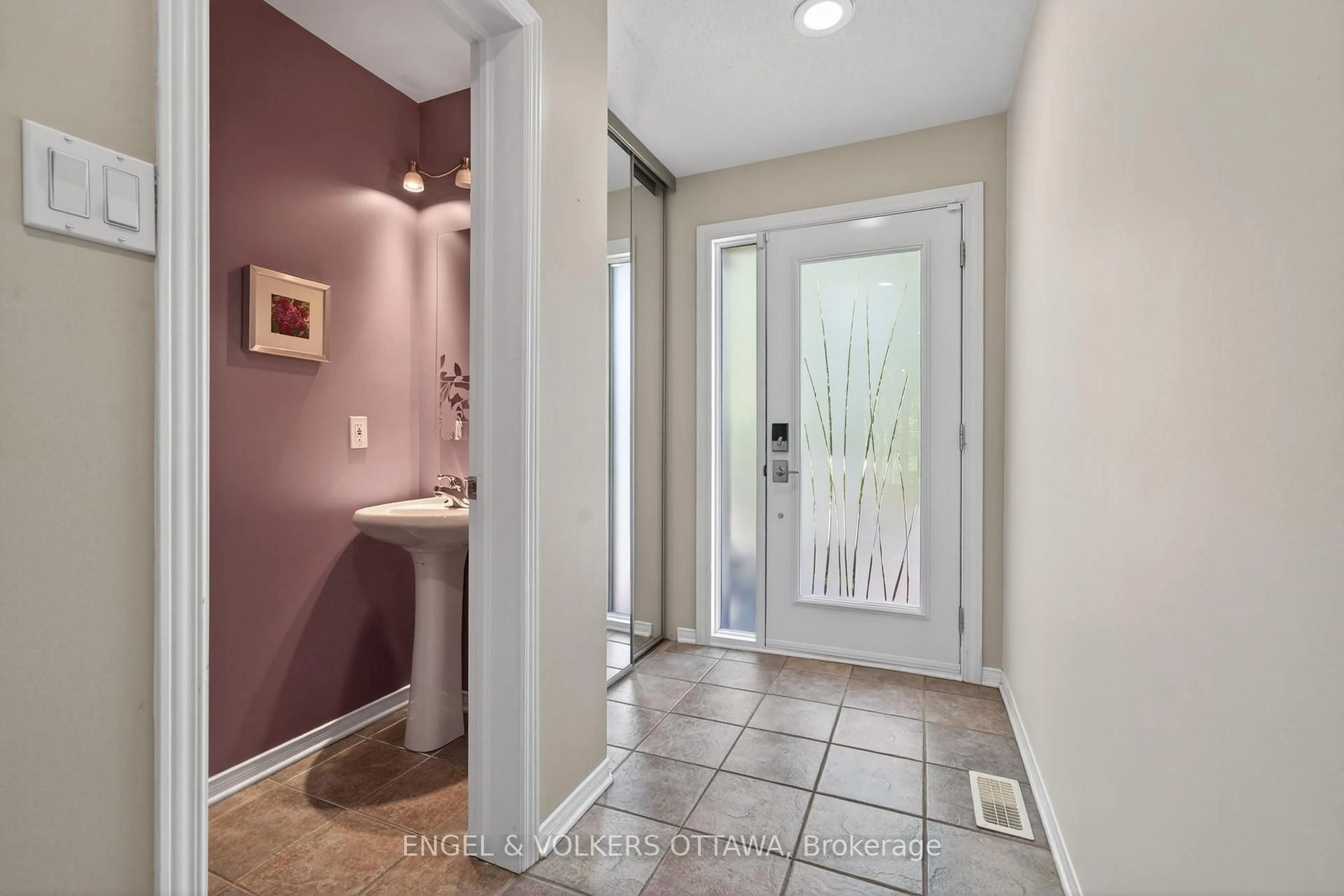 Indoor entryway for 27 Briarway Private, Ottawa Ontario K1Z 1C3