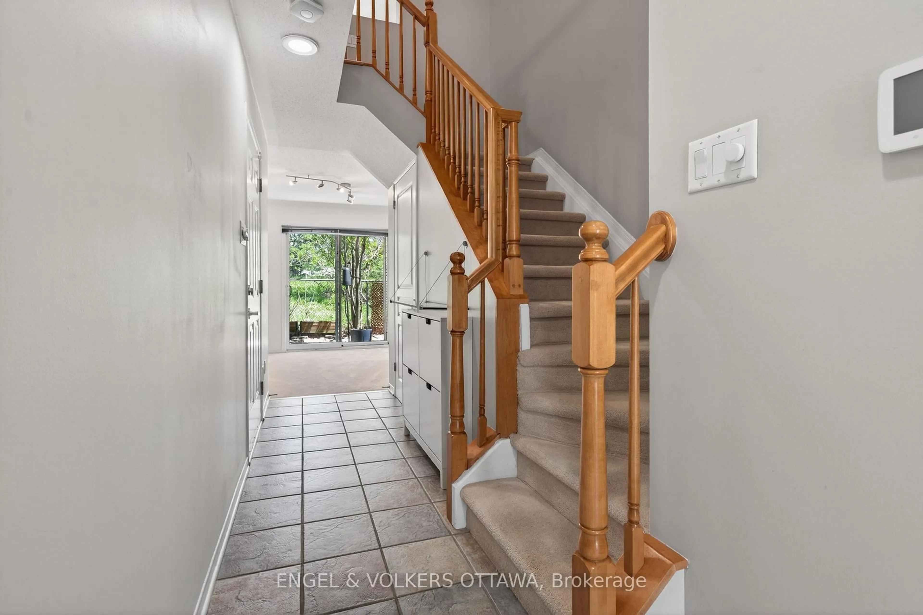 Indoor foyer for 27 Briarway Private, Ottawa Ontario K1Z 1C3