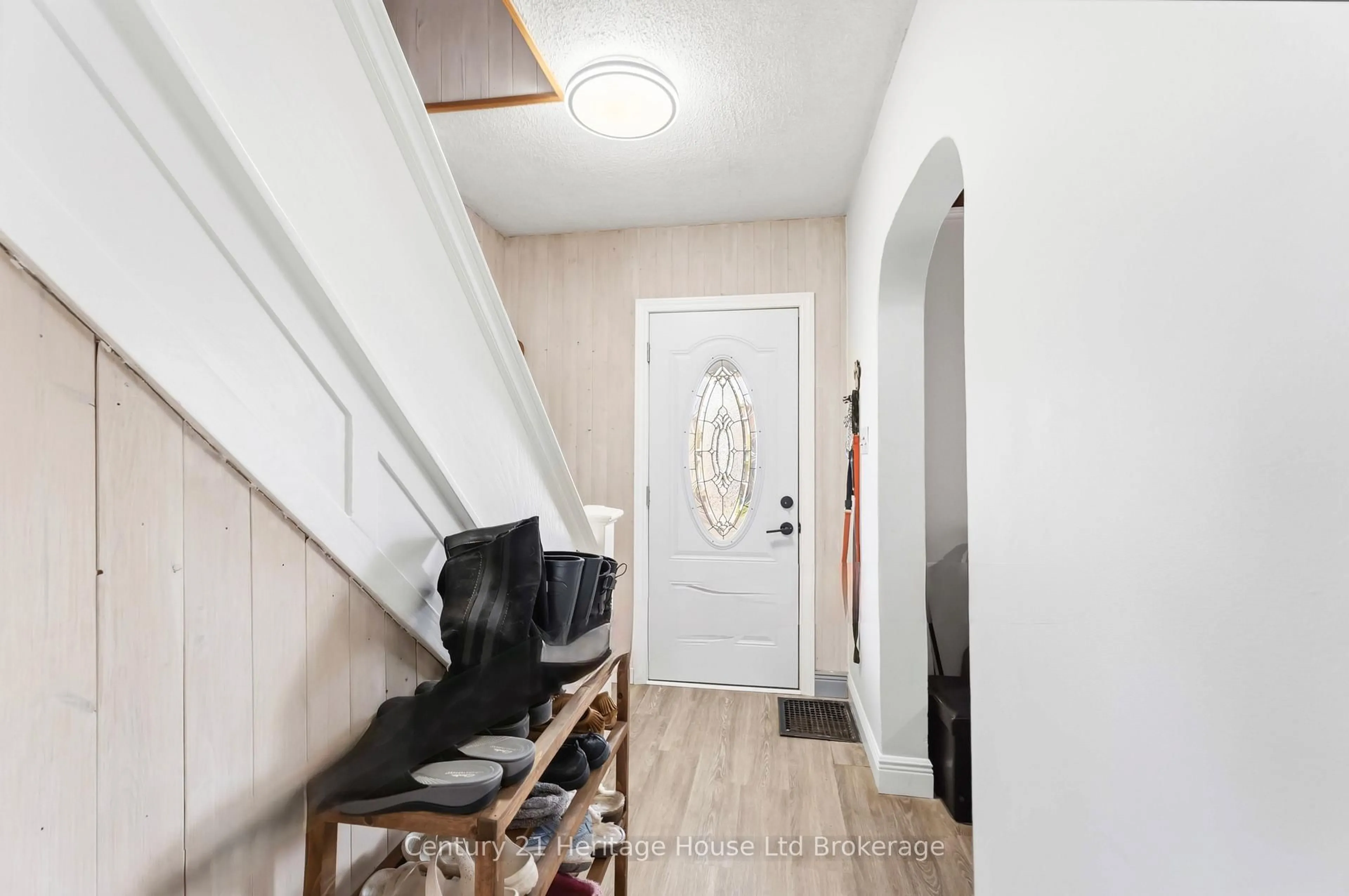 Indoor entryway for 34 Humboldt Pkwy, Port Colborne Ontario L3K 2H2