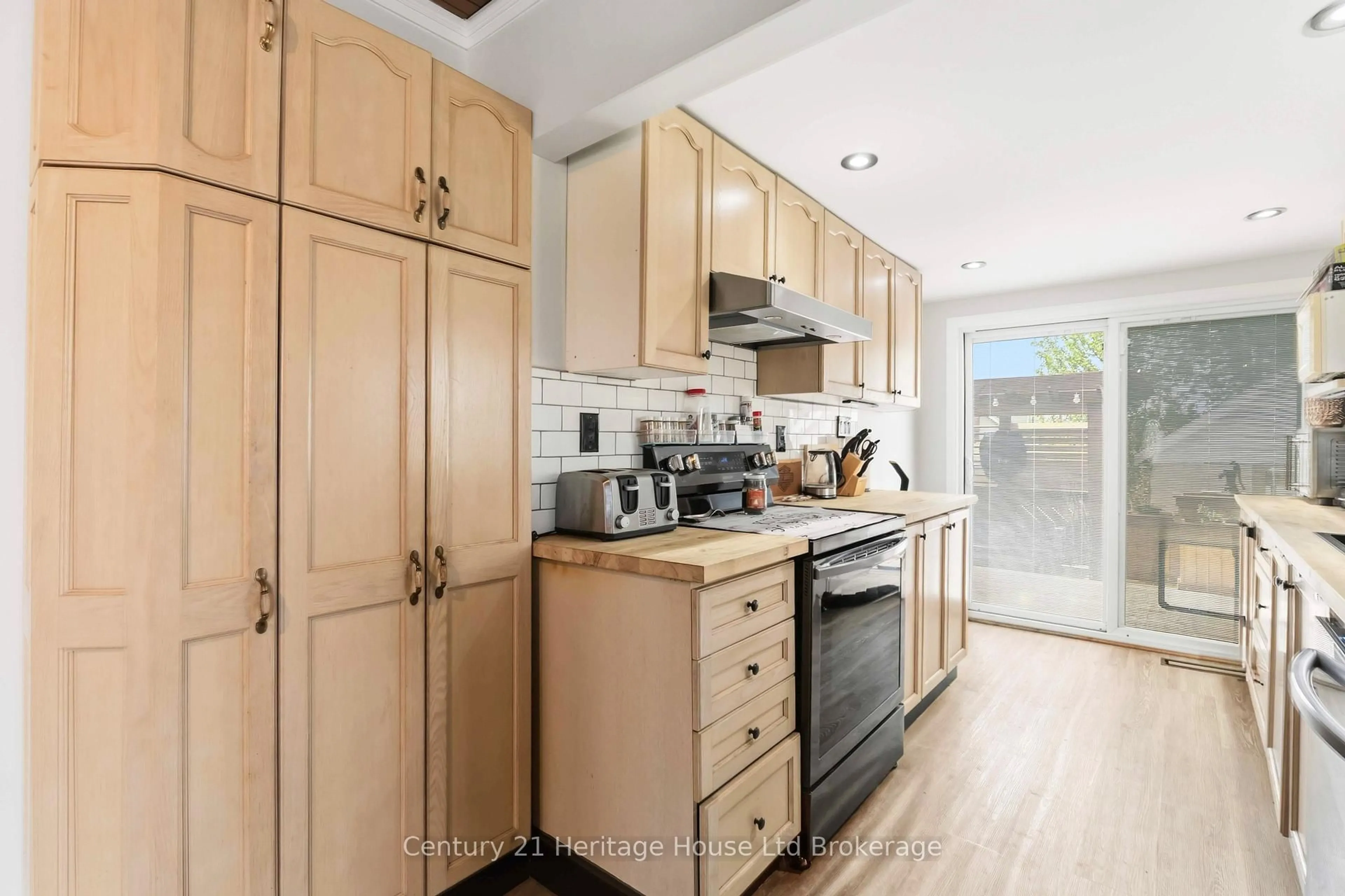 Standard kitchen, unknown for 34 Humboldt Pkwy, Port Colborne Ontario L3K 2H2