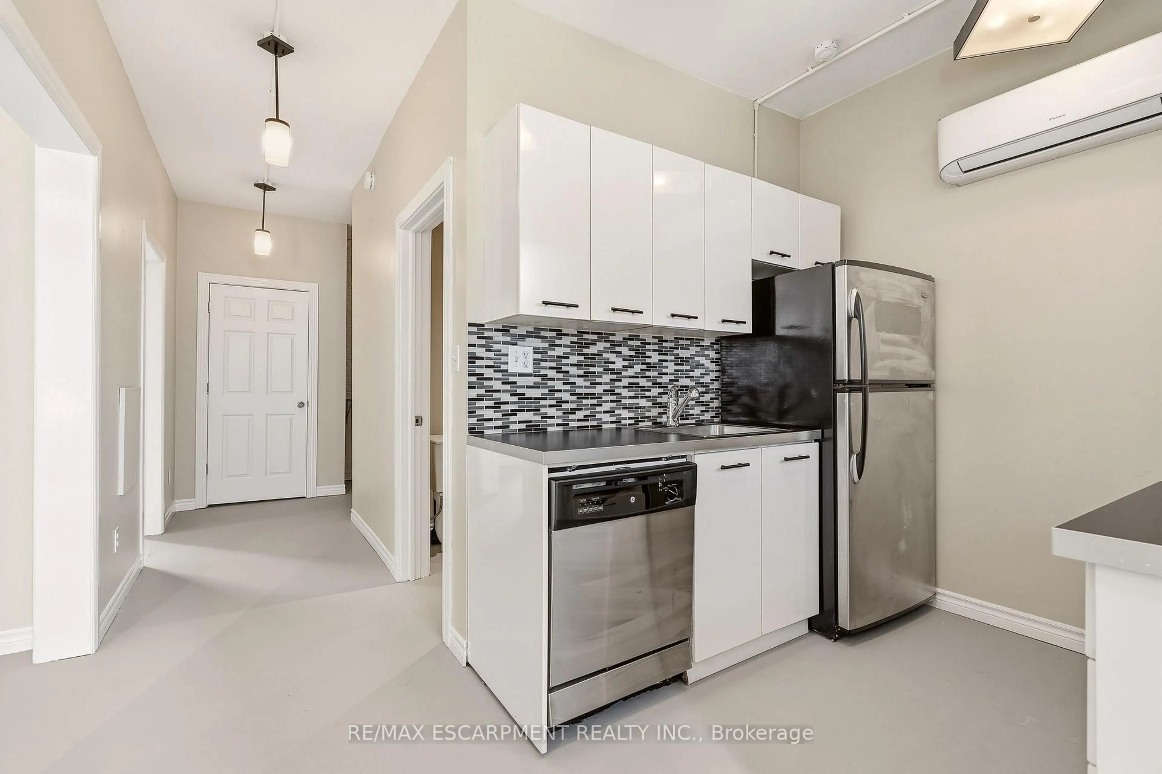 Standard kitchen, ceramic/tile floor for 192 Catharine St, Hamilton Ontario L8N 2K3