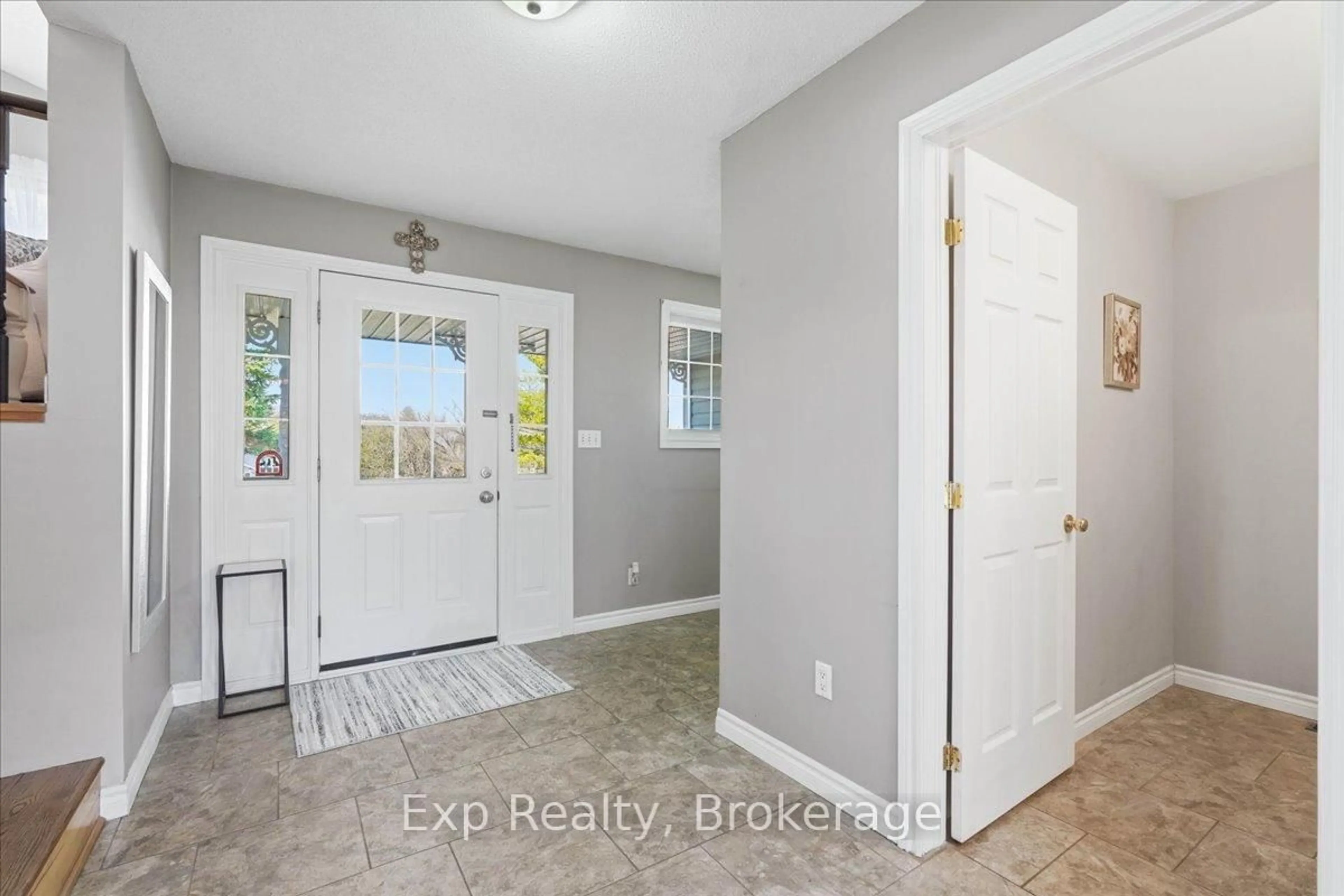 Indoor entryway for 113 Deerfield Dr, Ingleside Ontario K8V 5P4