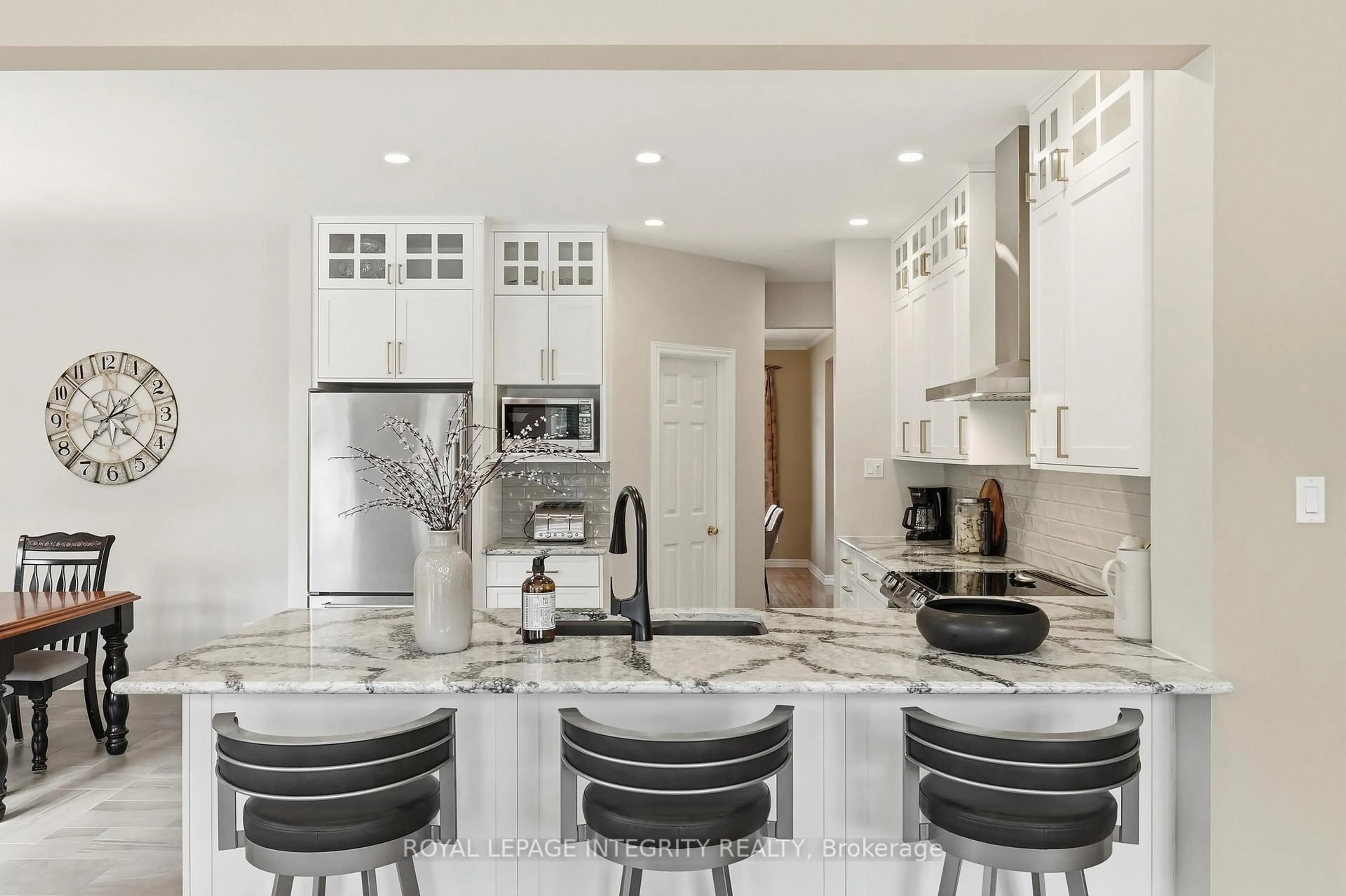 Contemporary kitchen, ceramic/tile floor for 578 Devonwood Circ, Gloucester Ontario K1T 4E6