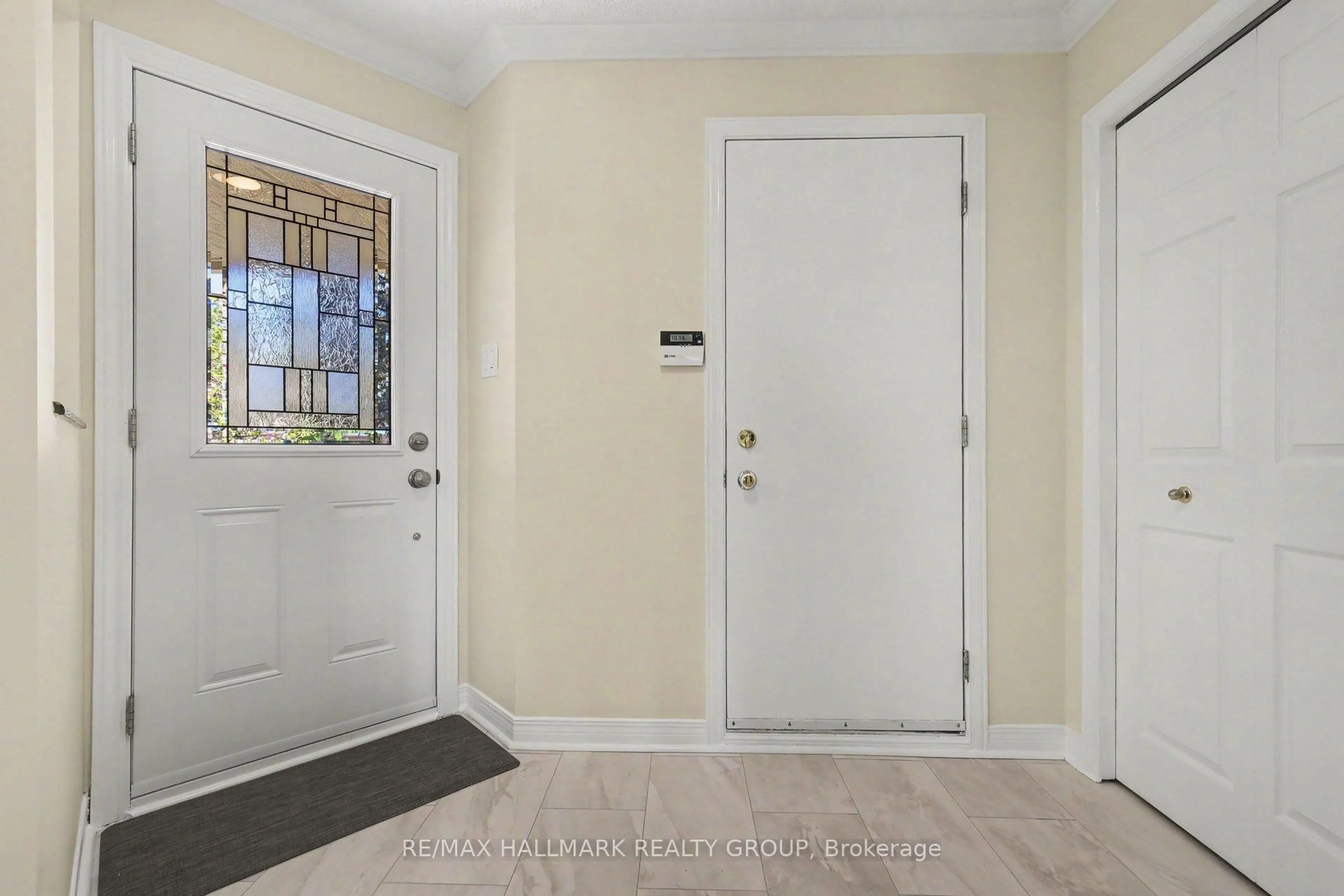 Indoor entryway for 176 Hunterswood Cres, Ottawa Ontario K1G 5V8