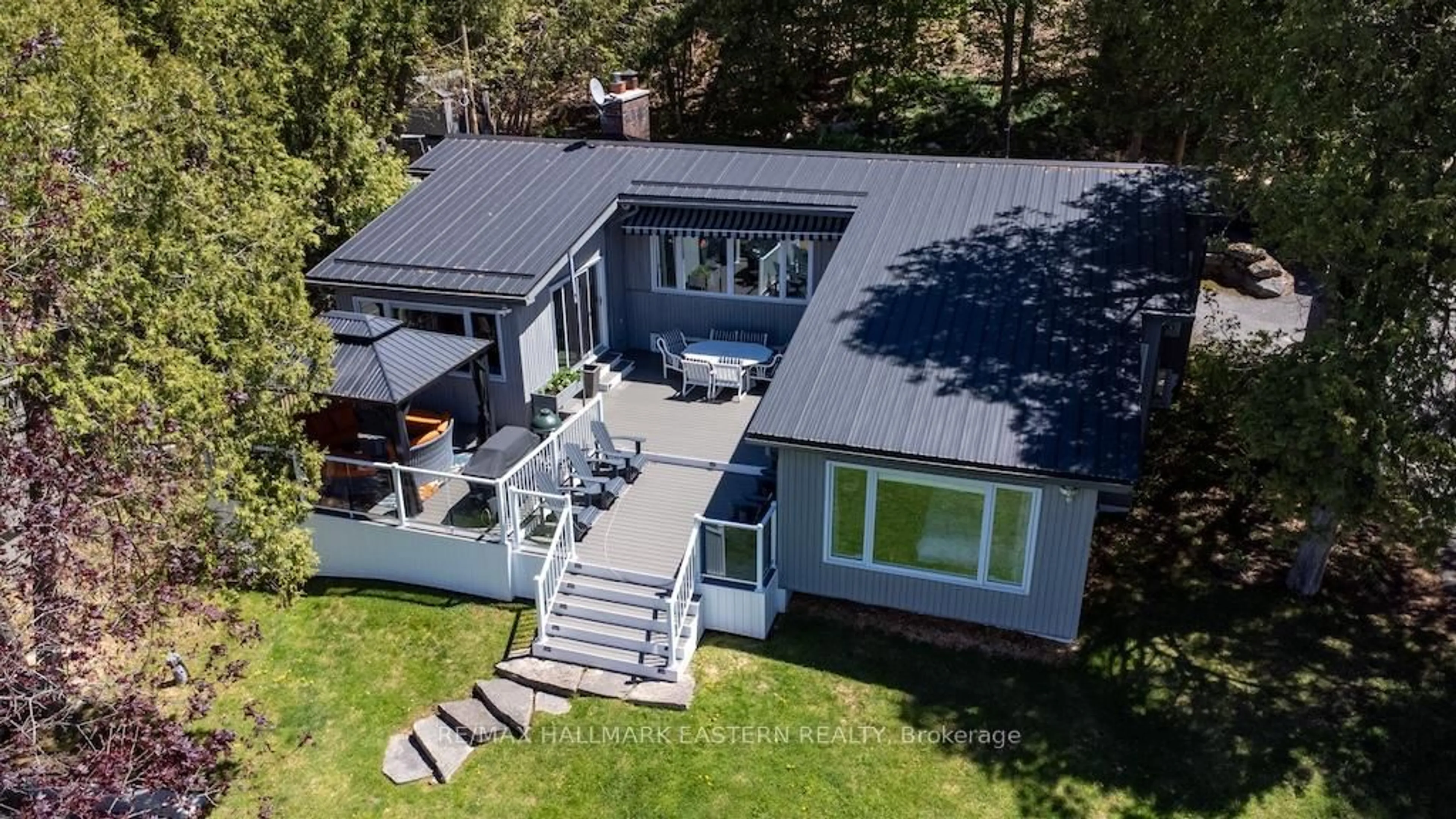 A pic from outside/outdoor area/front of a property/back of a property/a pic from drone, building for 33 Pineway Crt, Trent Lakes Ontario K0L 1J0