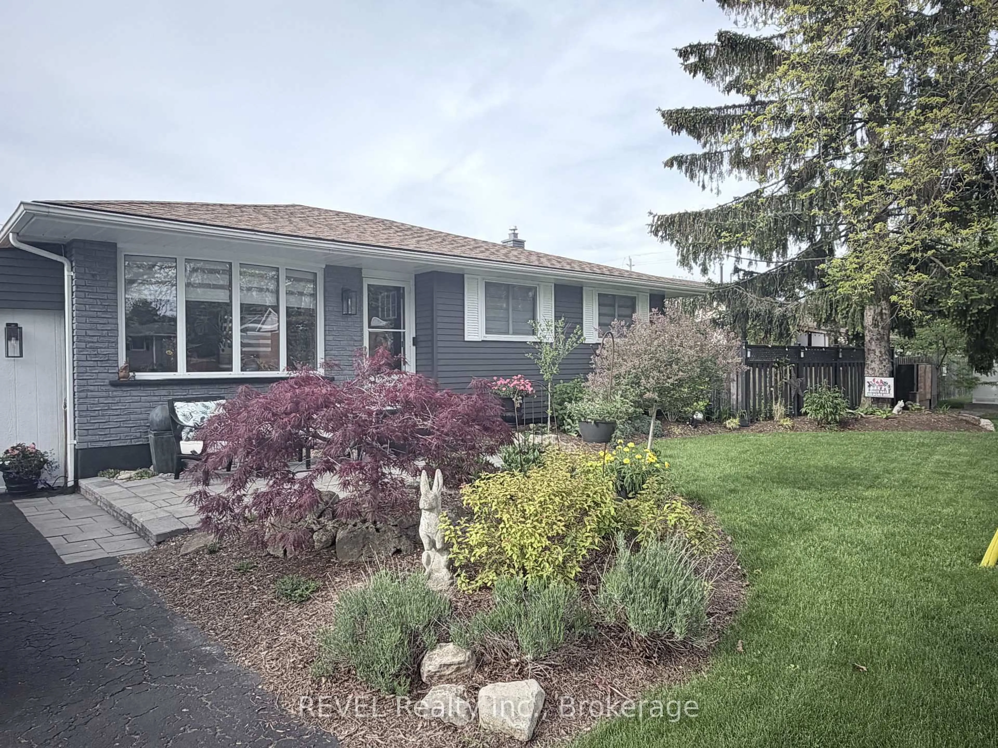 A pic from outside/outdoor area/front of a property/back of a property/a pic from drone, unknown for 2 Cherie Rd, St. Catharines Ontario L2M 6J9