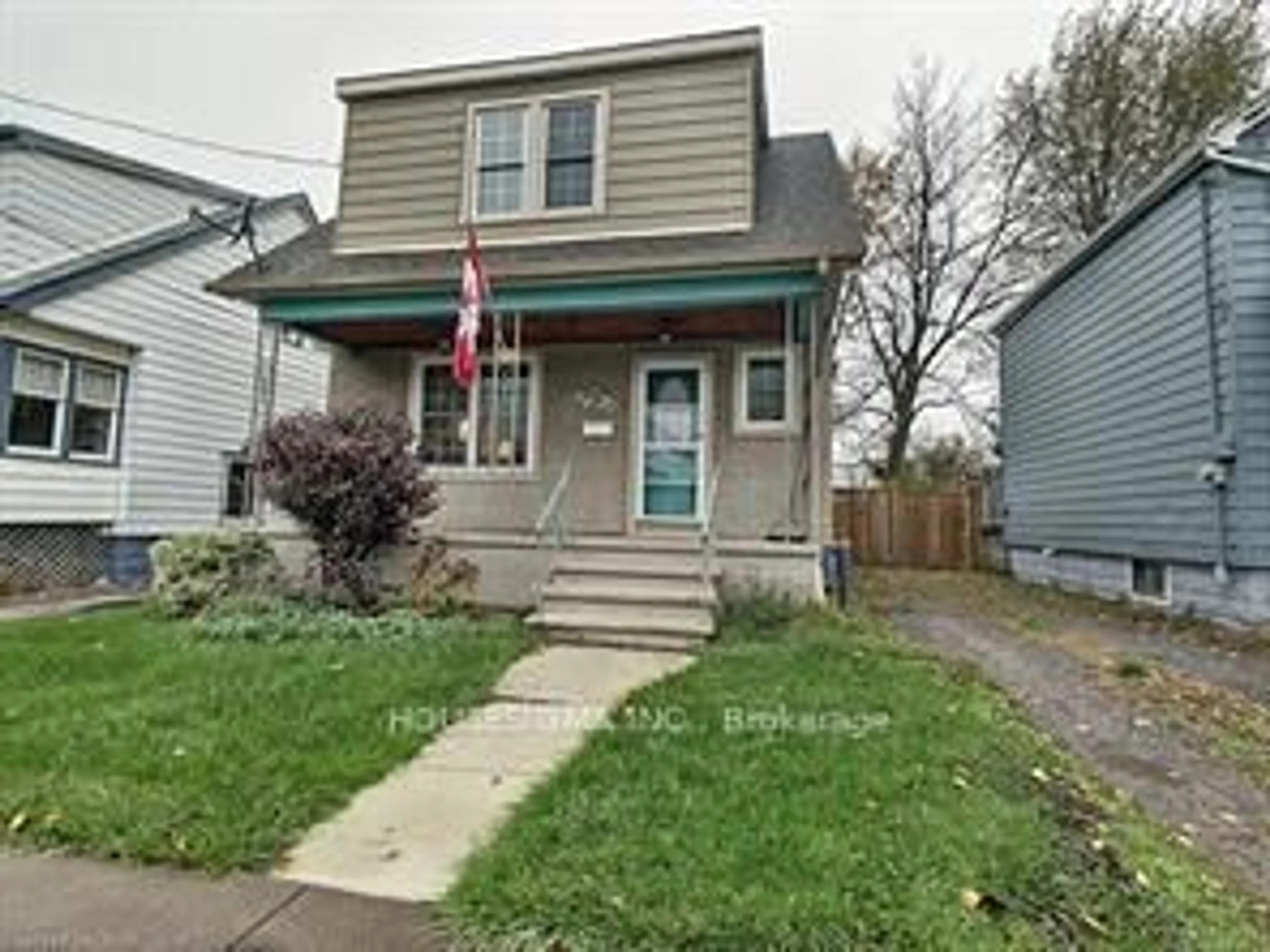 Home with vinyl exterior material, street for 94 Alma St, Port Colborne Ontario L3K 1G3