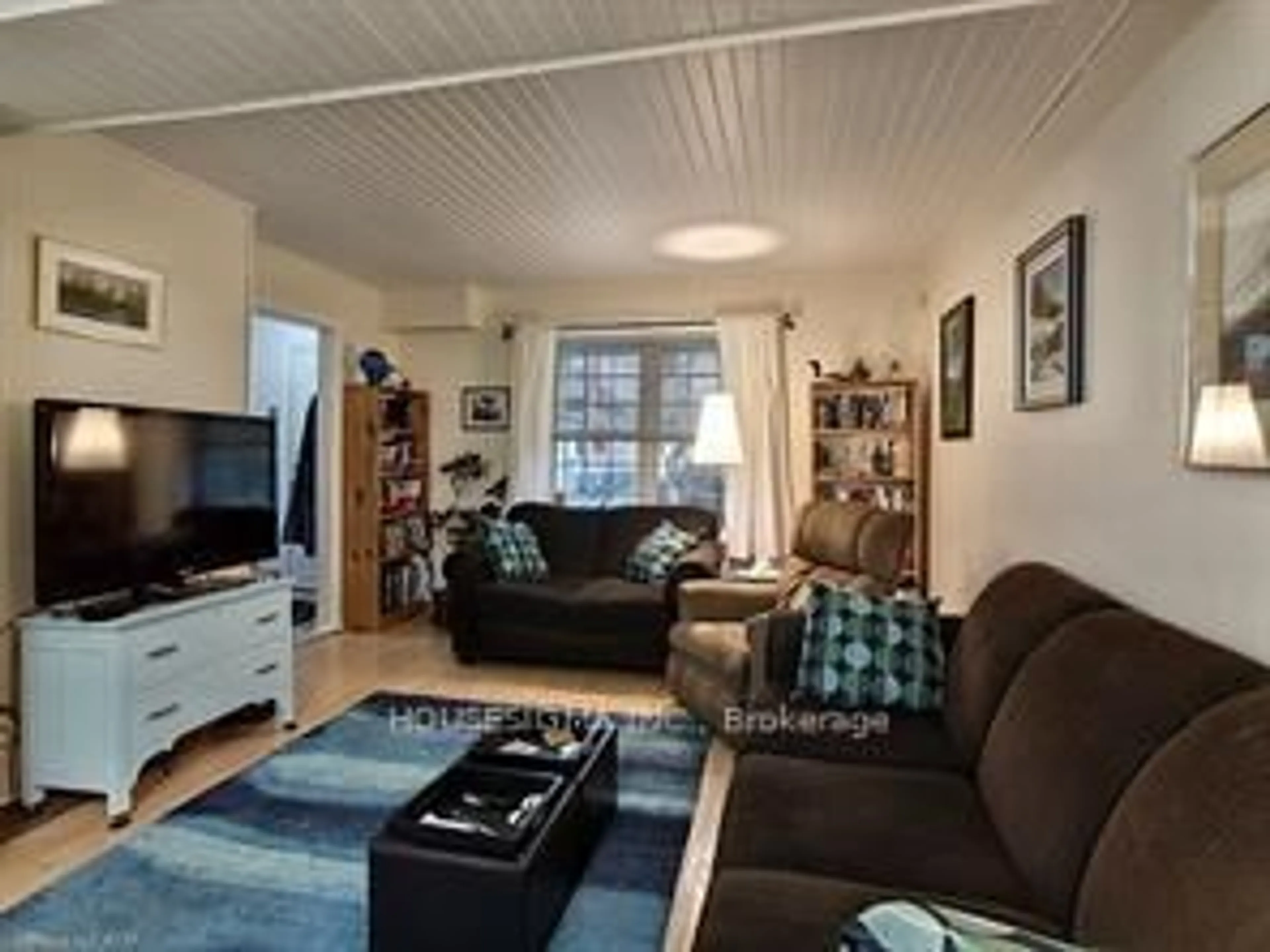 Living room with furniture, wood/laminate floor for 94 Alma St, Port Colborne Ontario L3K 1G3