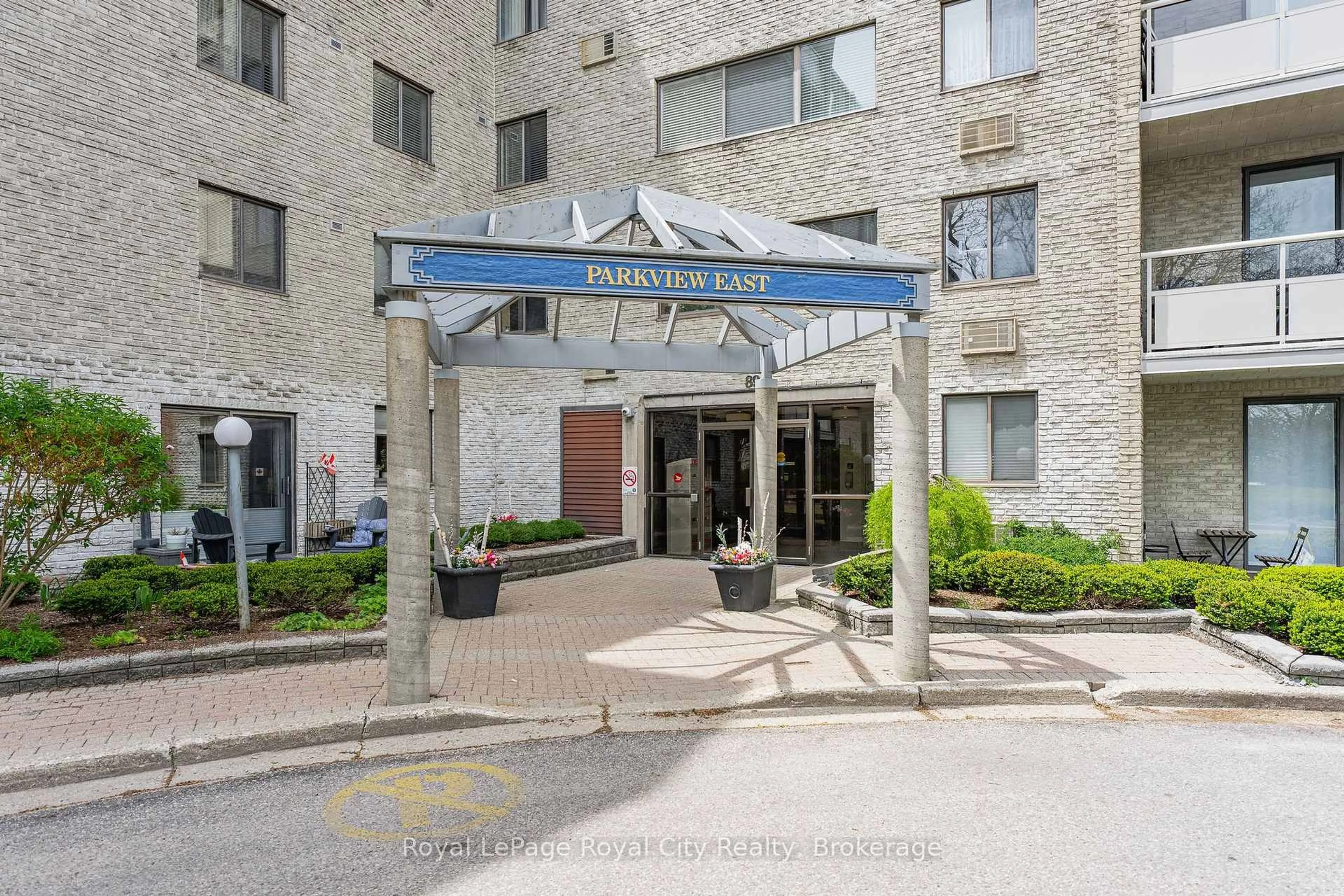 Indoor foyer for 89 Westwood Rd #407, Guelph Ontario N1H 7J6