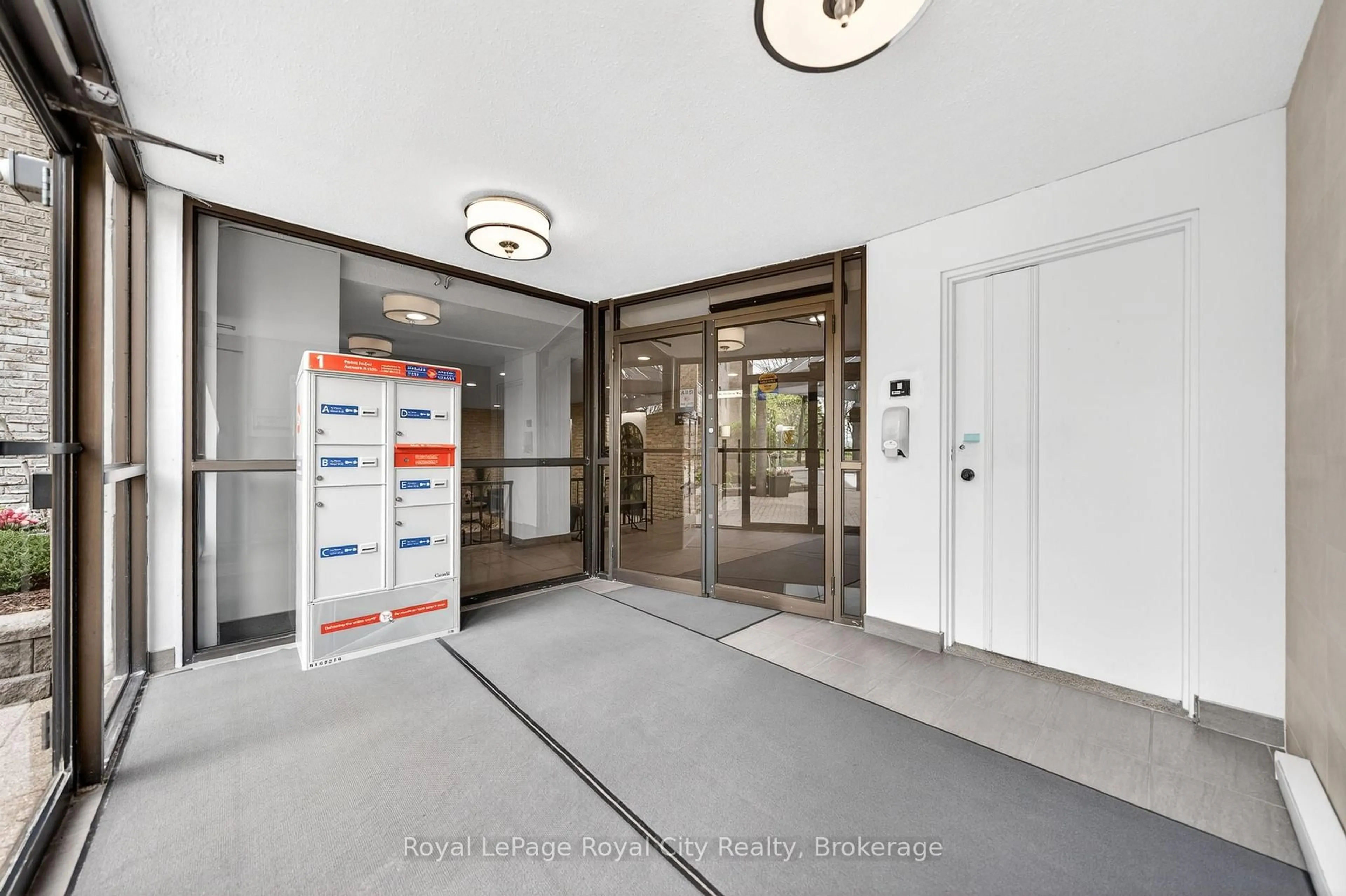 Indoor foyer for 89 Westwood Rd #407, Guelph Ontario N1H 7J6