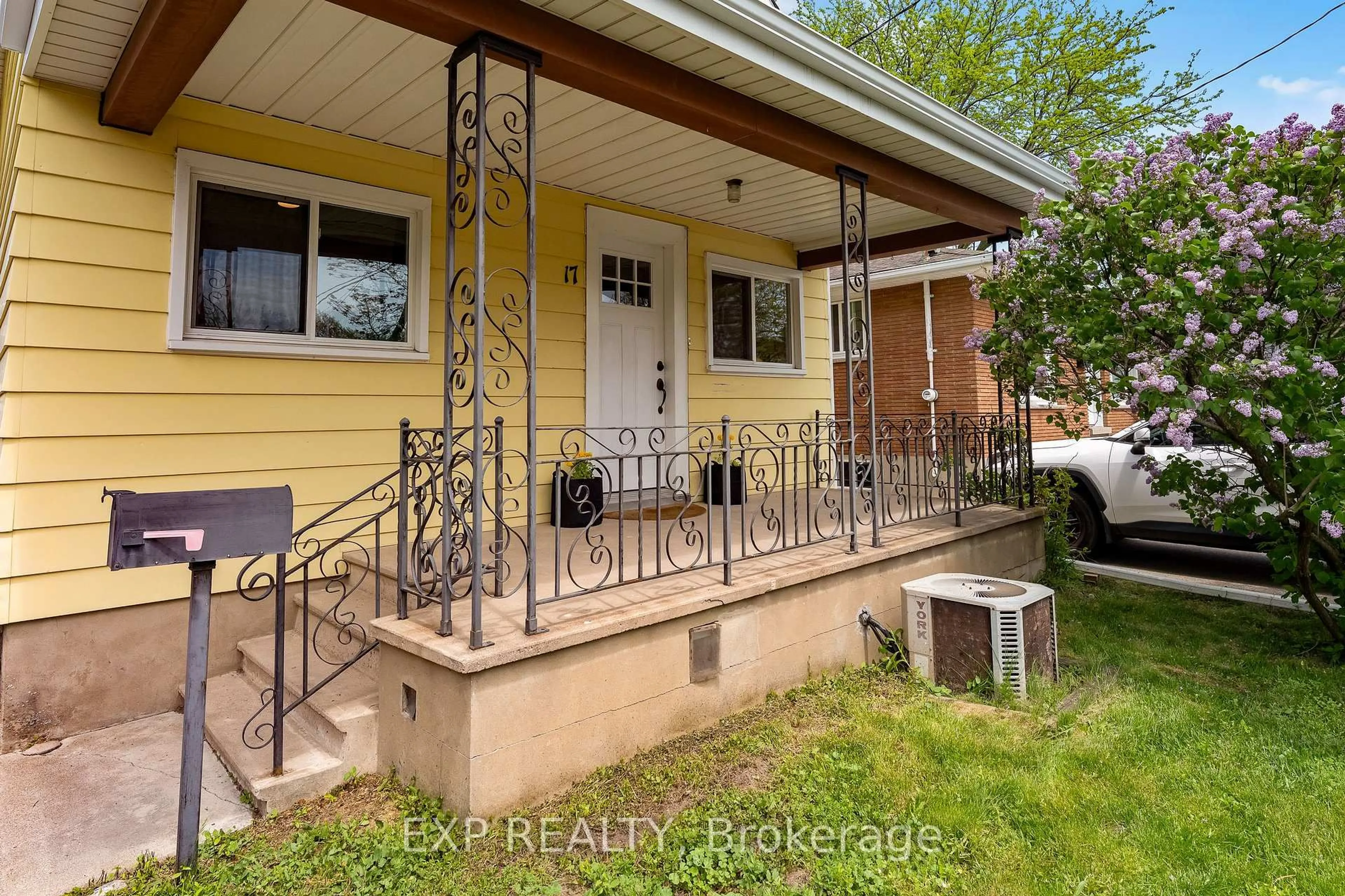 Patio, street for 17 Moote St, St. Catharines Ontario L2N 1B3