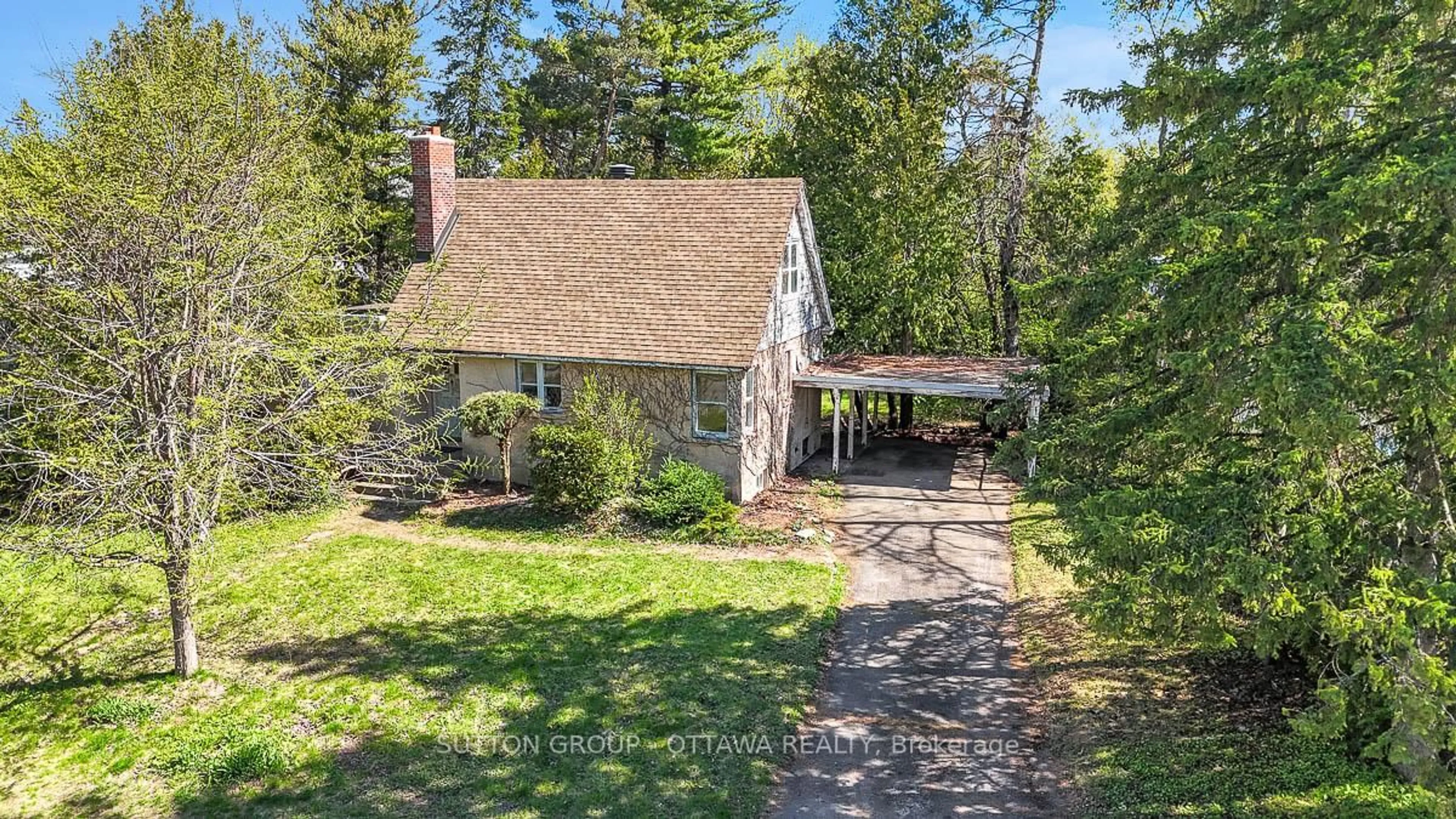 A pic from outside/outdoor area/front of a property/back of a property/a pic from drone, street for 1471 Cavendish Rd, Ottawa Ontario K1H 6C4